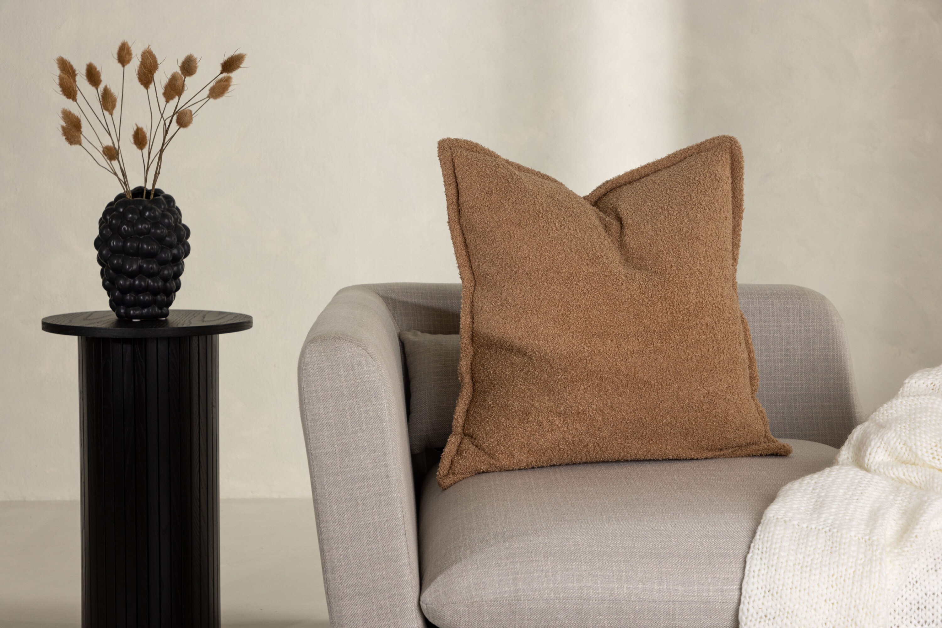 Tuva housse de coussin beige 60 x 60 cm en situation dans une pièce décorée