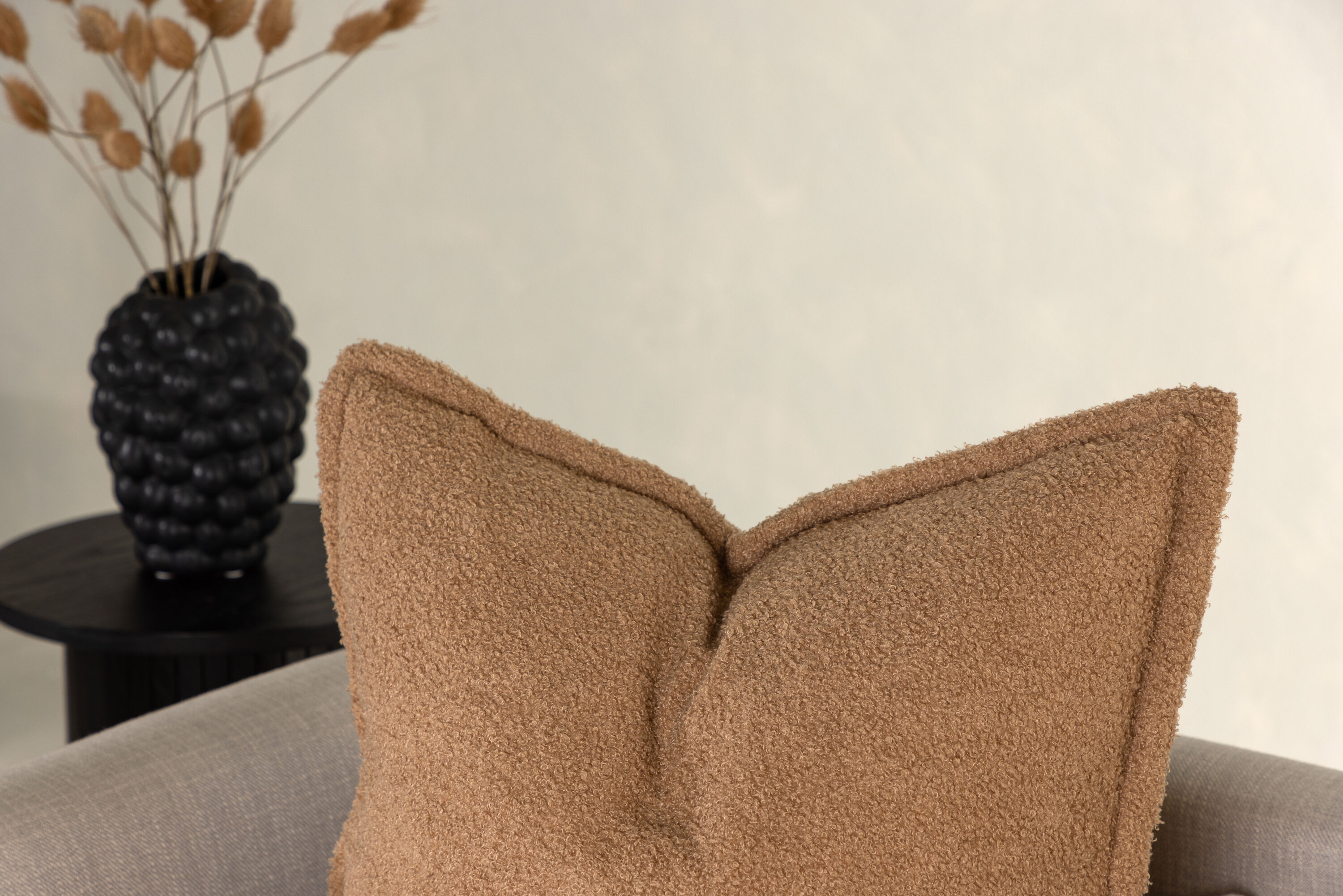 Tuva housse de coussin beige 60 x 60 cm en situation dans une pièce décorée