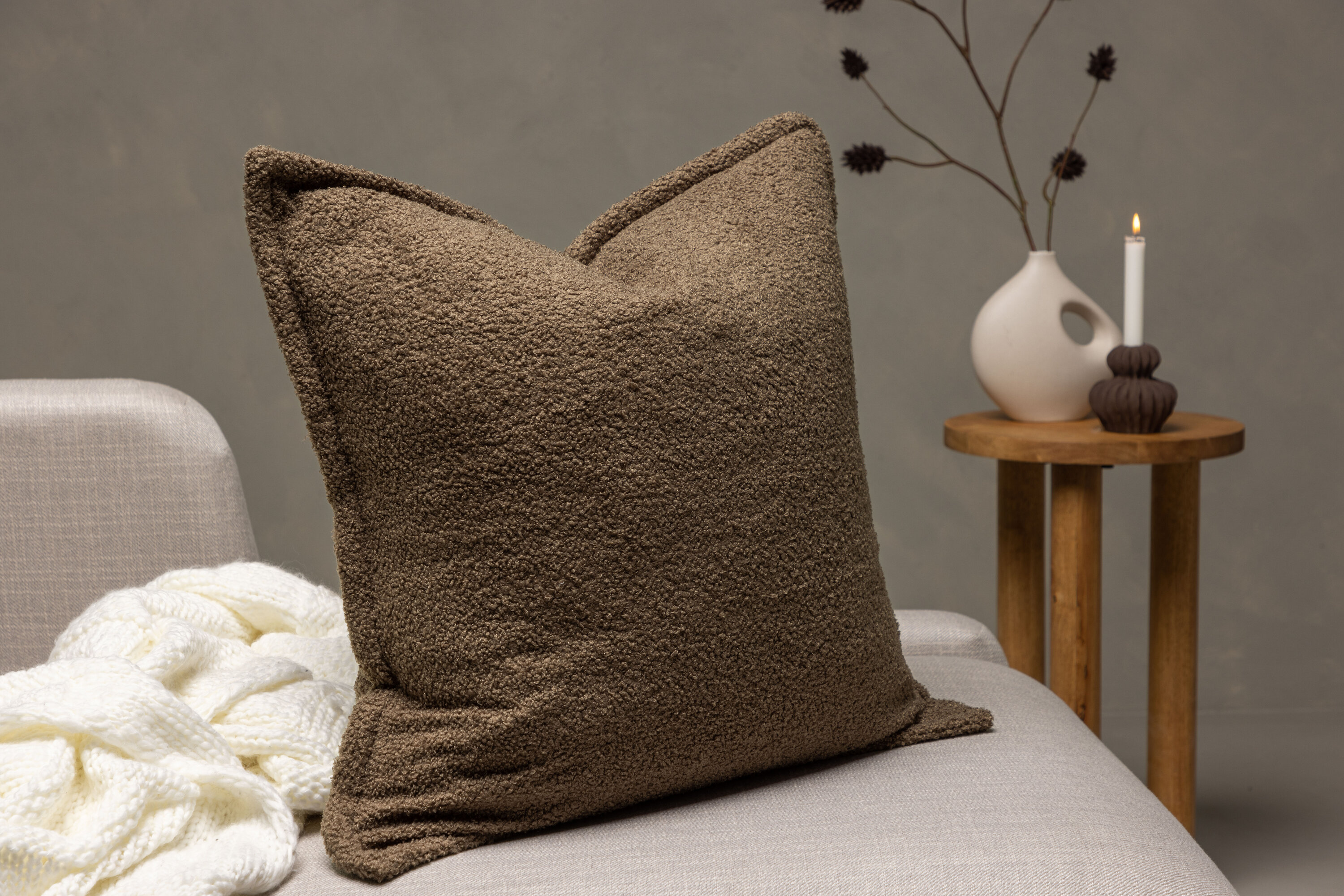 Tuva housse de coussin marron 60 x 60 cm en situation dans une pièce décorée