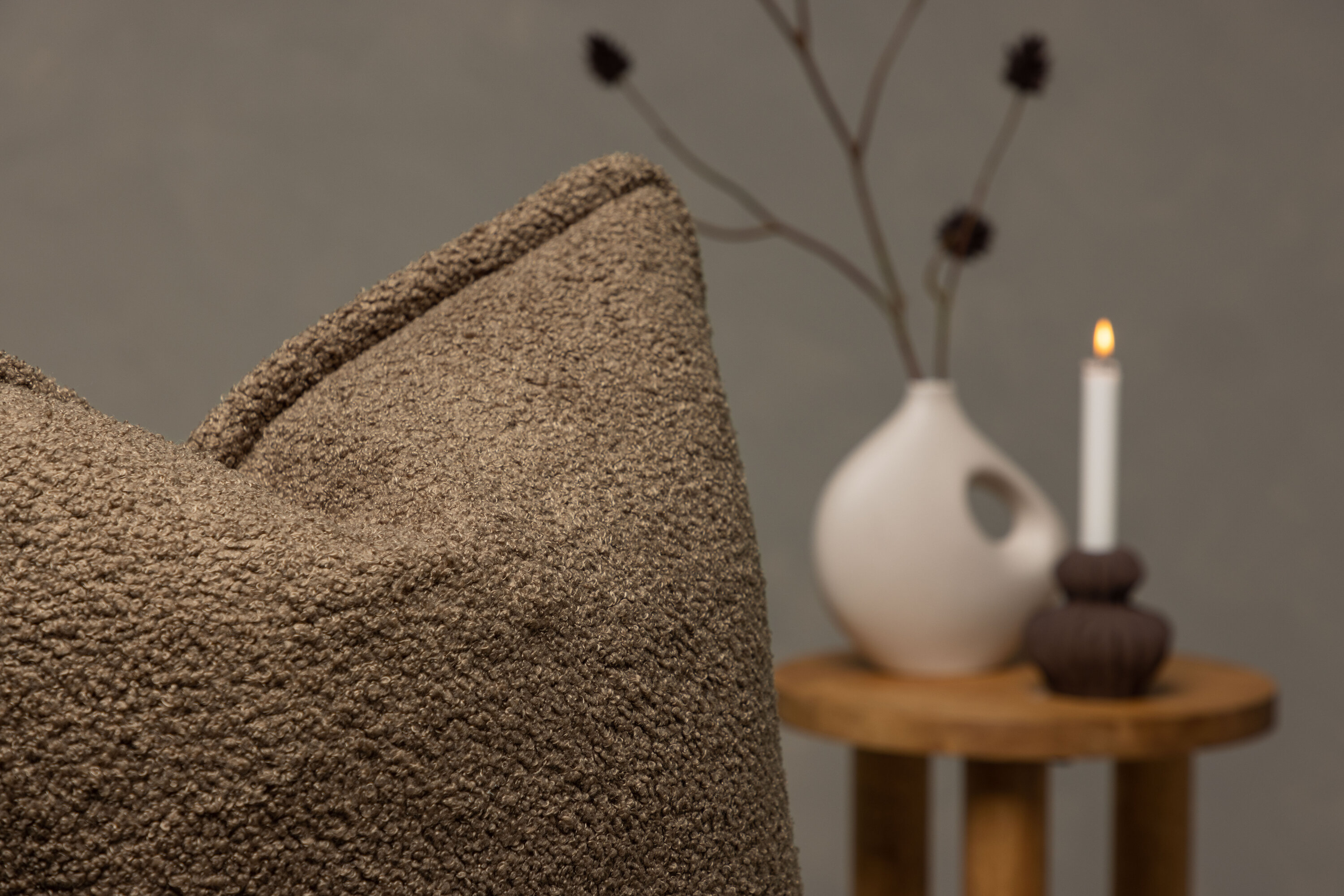 Tuva housse de coussin marron 60 x 60 cm en situation dans une pièce décorée