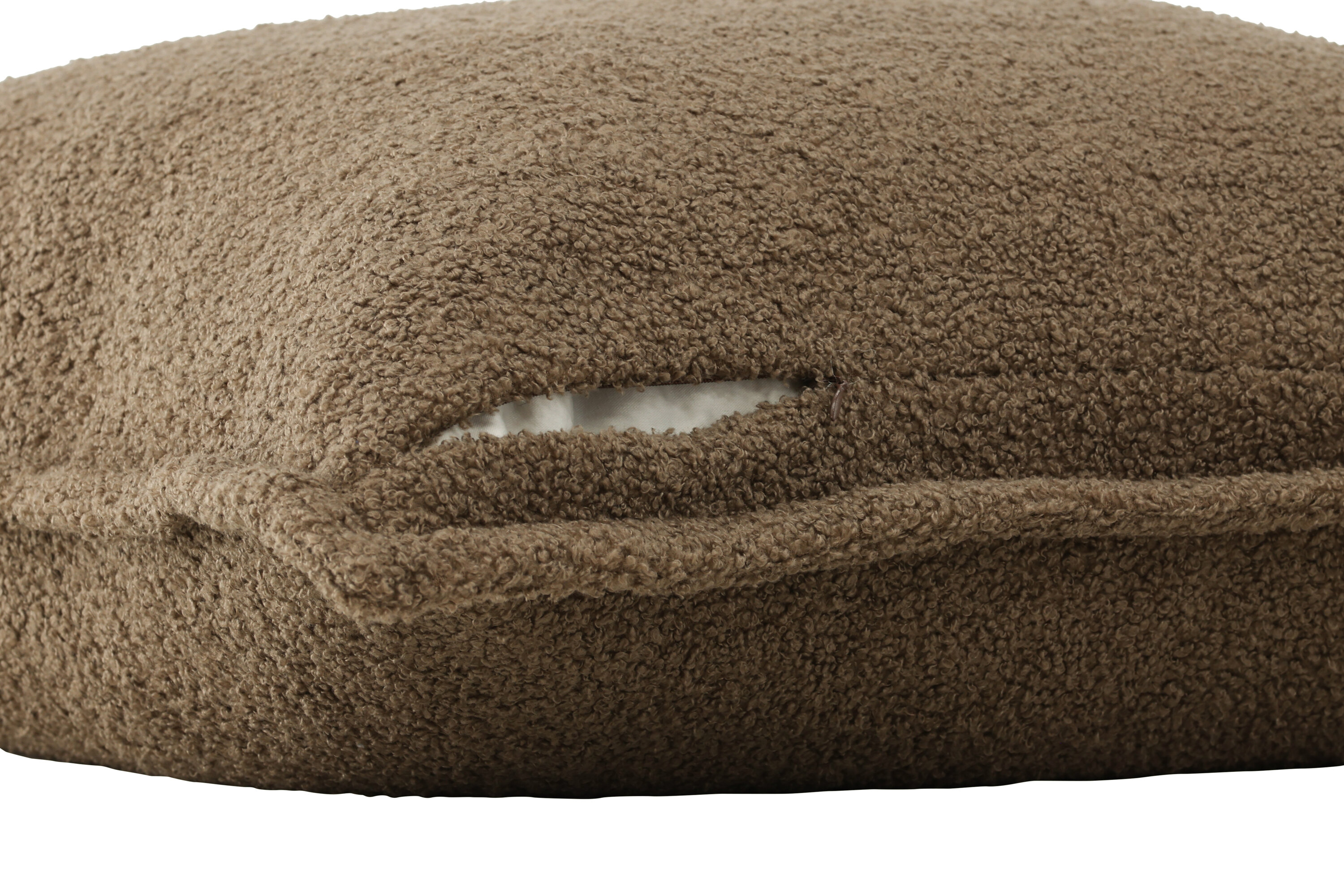 Tuva housse de coussin marron 60 x 60 cm sur fond clair