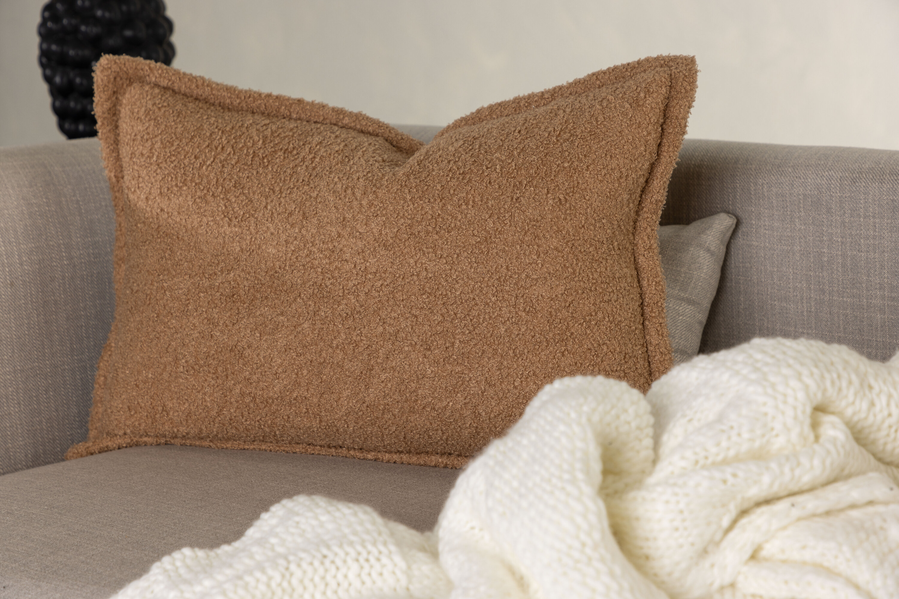 Tuva housse de coussin beige 40 x 60 cm en situation dans une pièce décorée