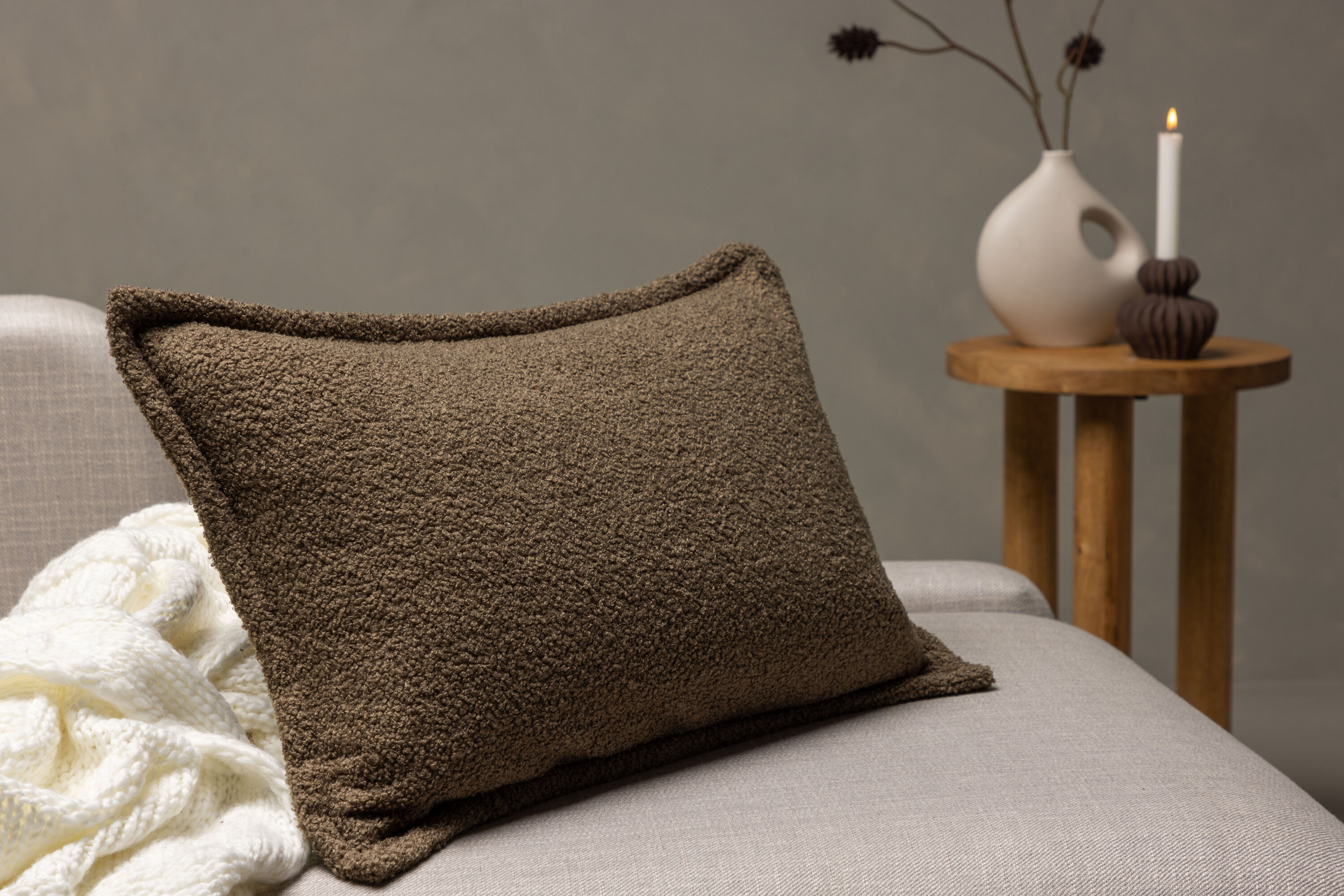 Tuva housse de coussin marron 40 x 60 cm en situation dans une pièce décorée