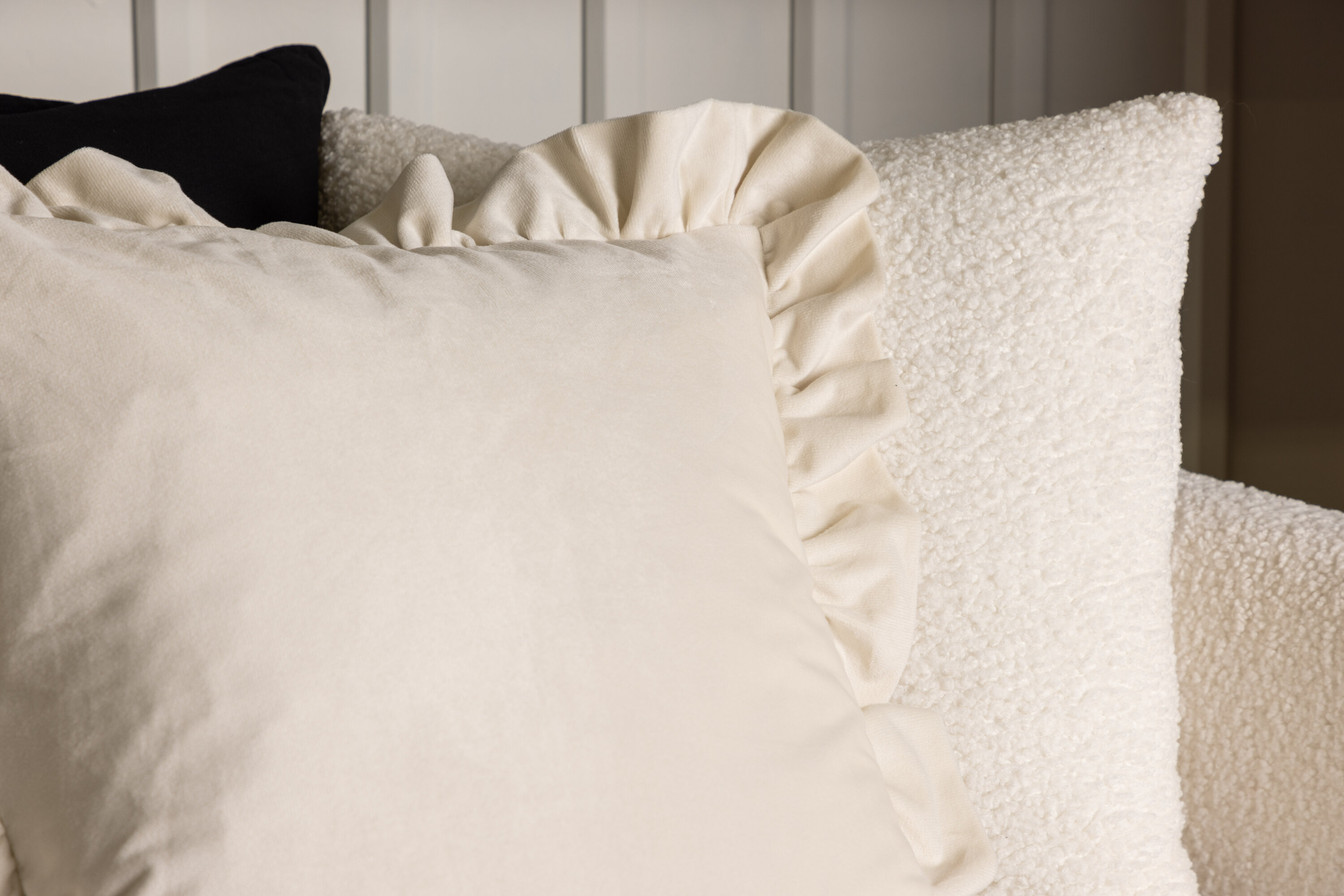 Hailey housse de coussin blanc 50 x 50 cm en situation dans une pièce décorée