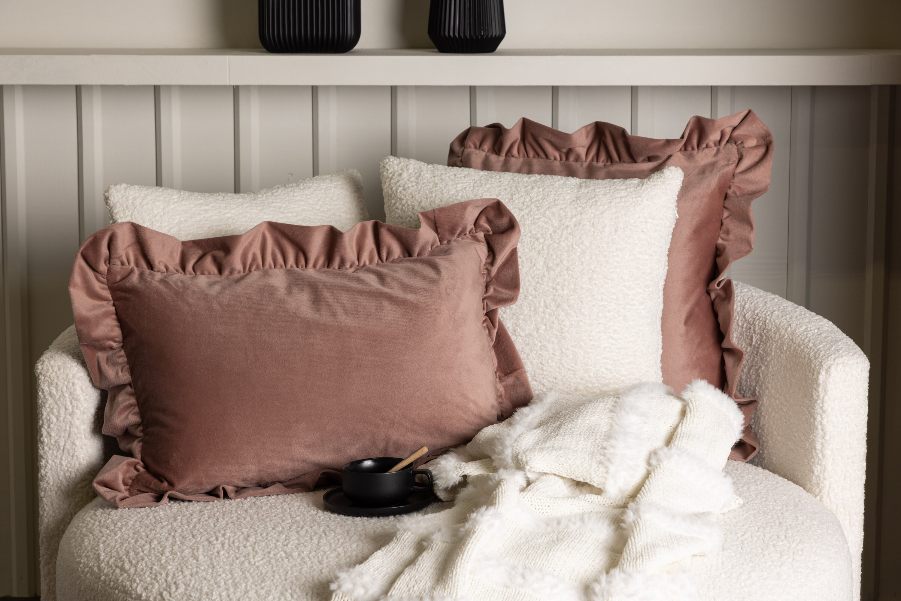 Hailey housse de coussin rose 40 x 60 cm en situation dans une pièce décorée