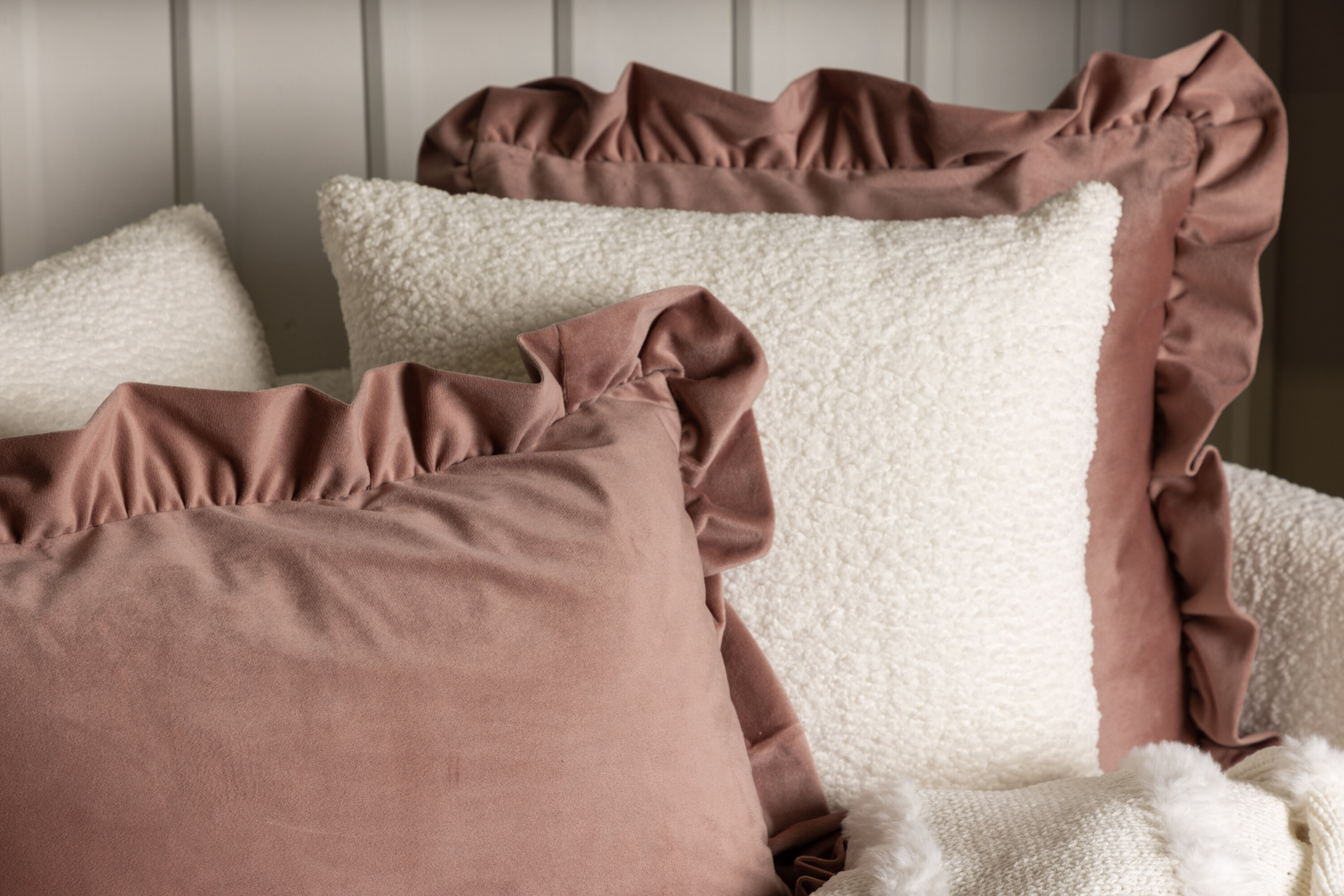 Hailey housse de coussin rose 40 x 60 cm en situation dans une pièce décorée