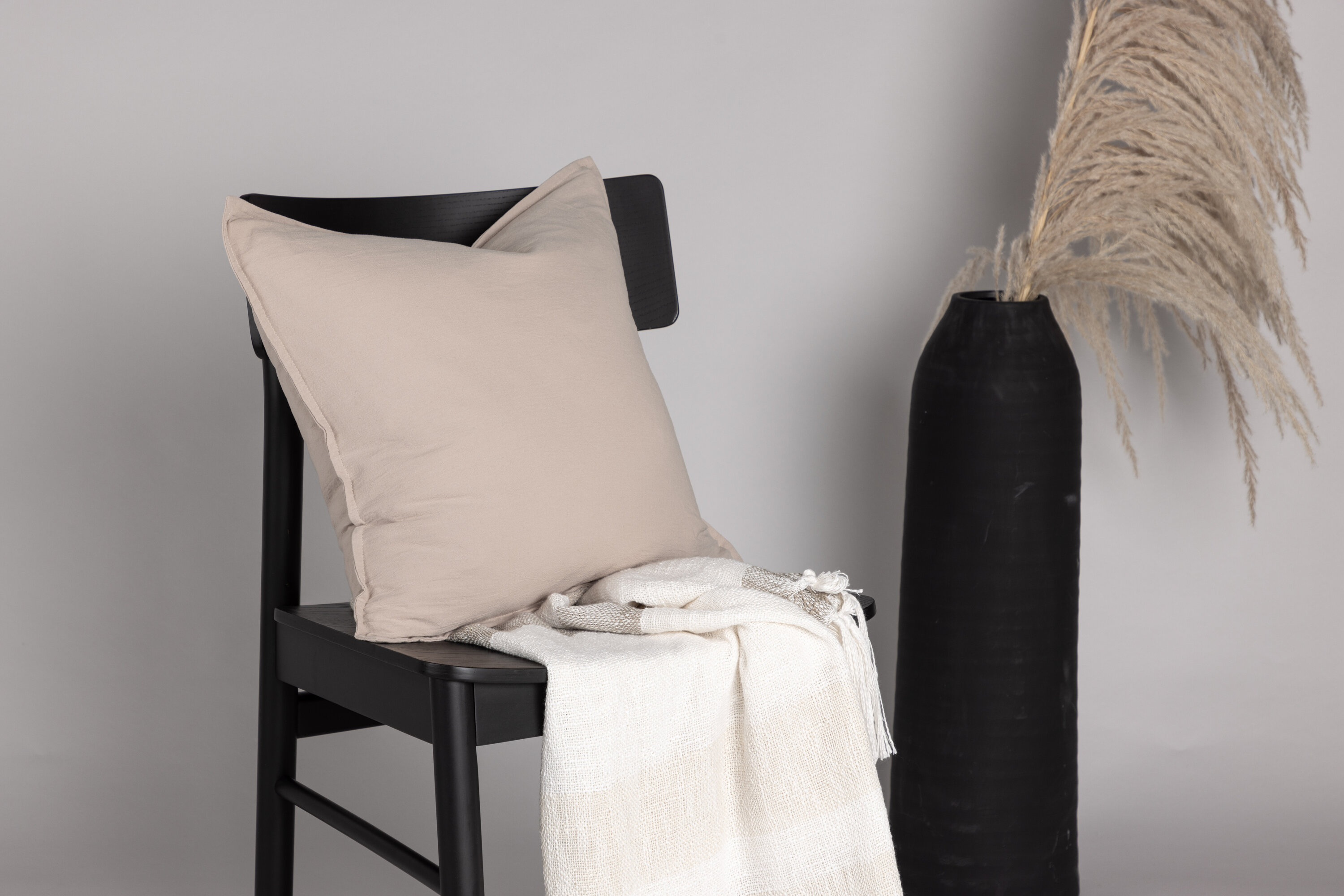 Ronja housse de coussin beige 45 x 45 cm en situation dans une pièce décorée