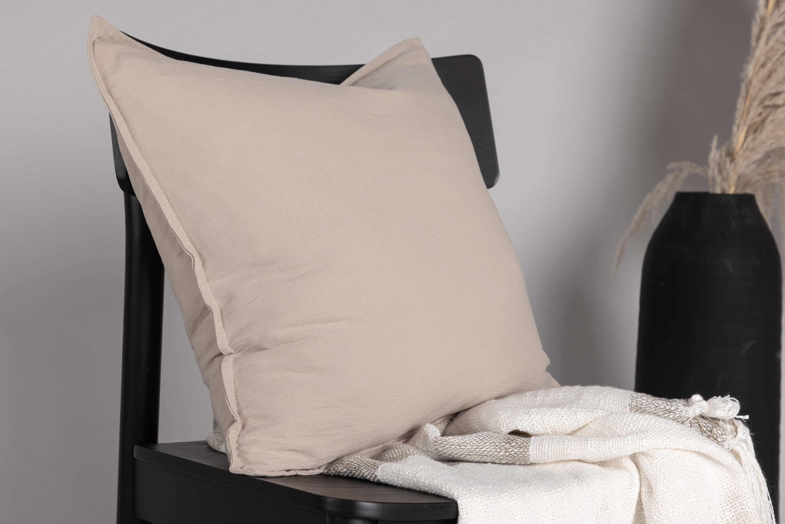 Ronja housse de coussin beige 45 x 45 cm en situation dans une pièce décorée