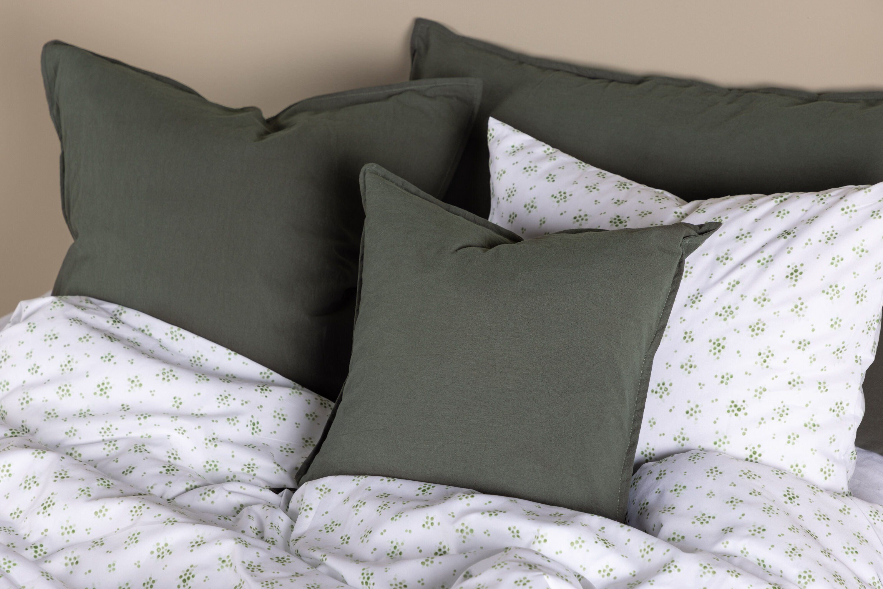 Ronja housse de coussin vert 45 x 45 cm en situation dans une pièce décorée
