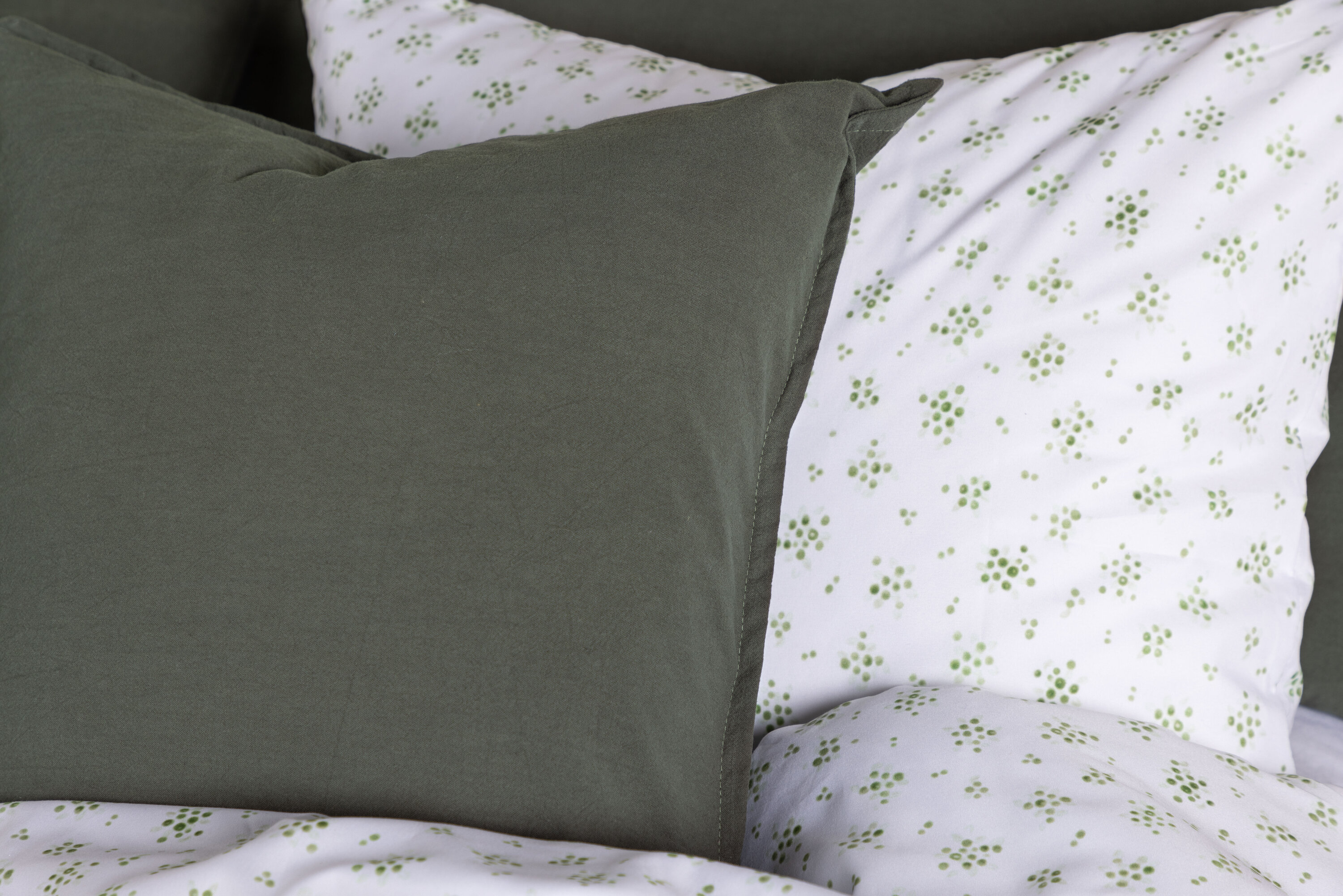 Ronja housse de coussin vert 45 x 45 cm en situation dans une pièce décorée