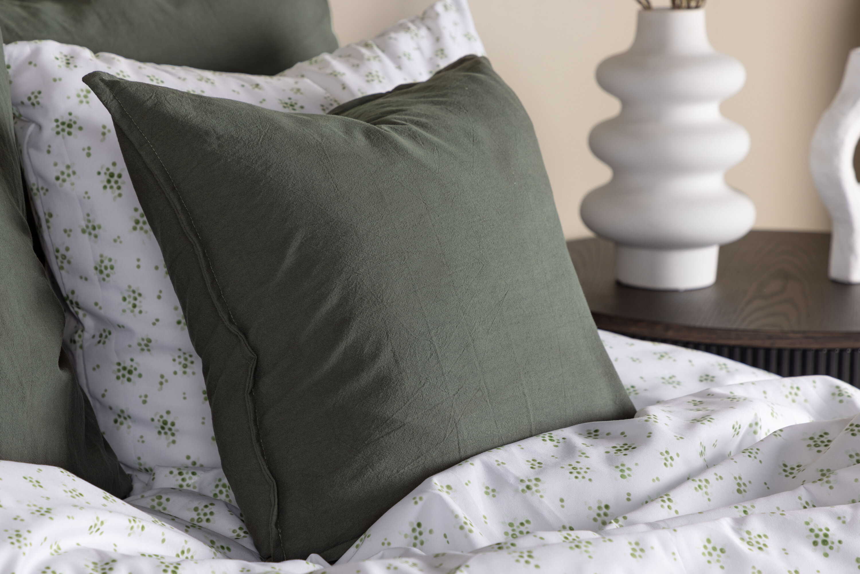 Ronja housse de coussin vert 45 x 45 cm en situation dans une pièce décorée