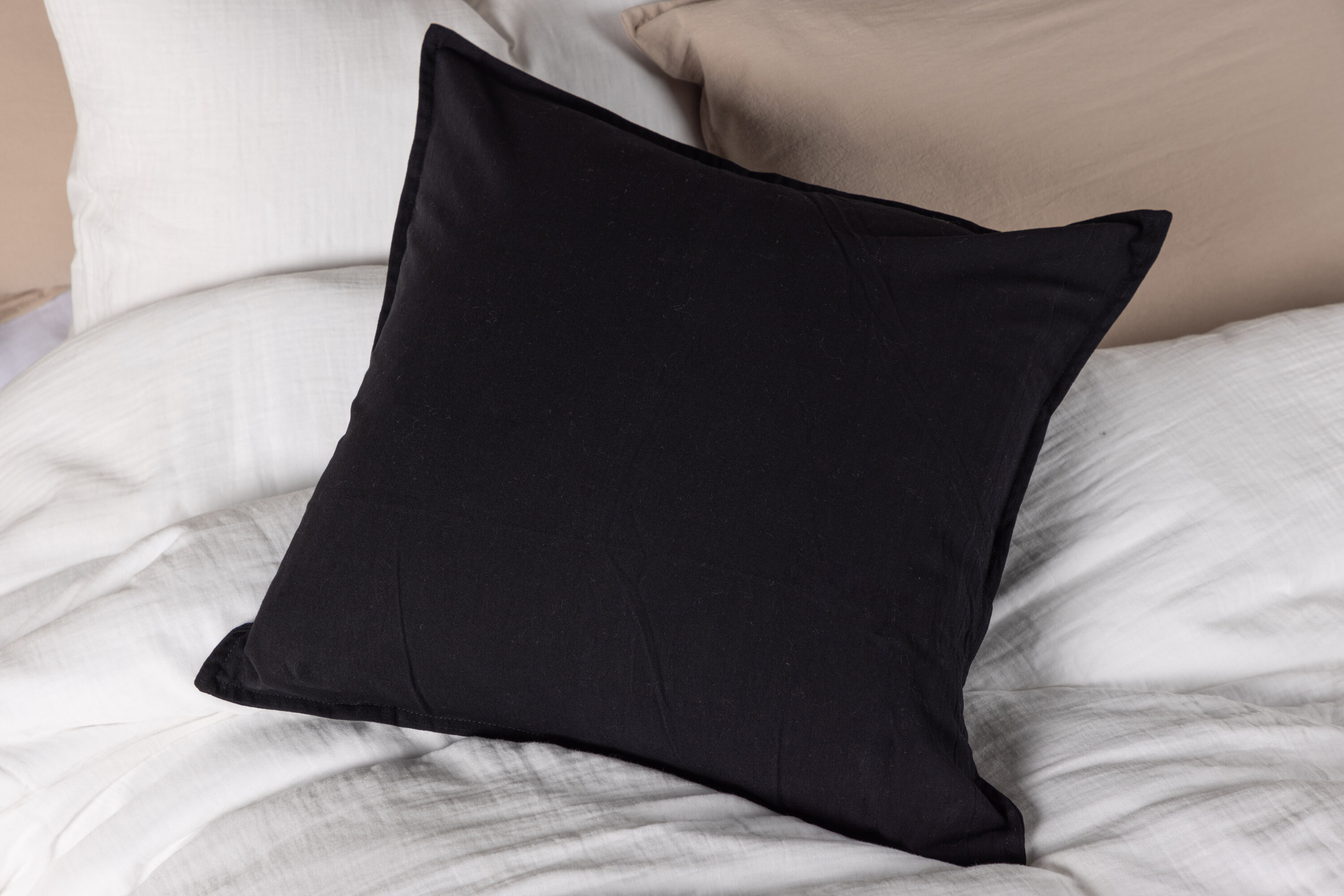 Ronja housse de coussin noir 45 x 45 cm en situation dans une pièce décorée