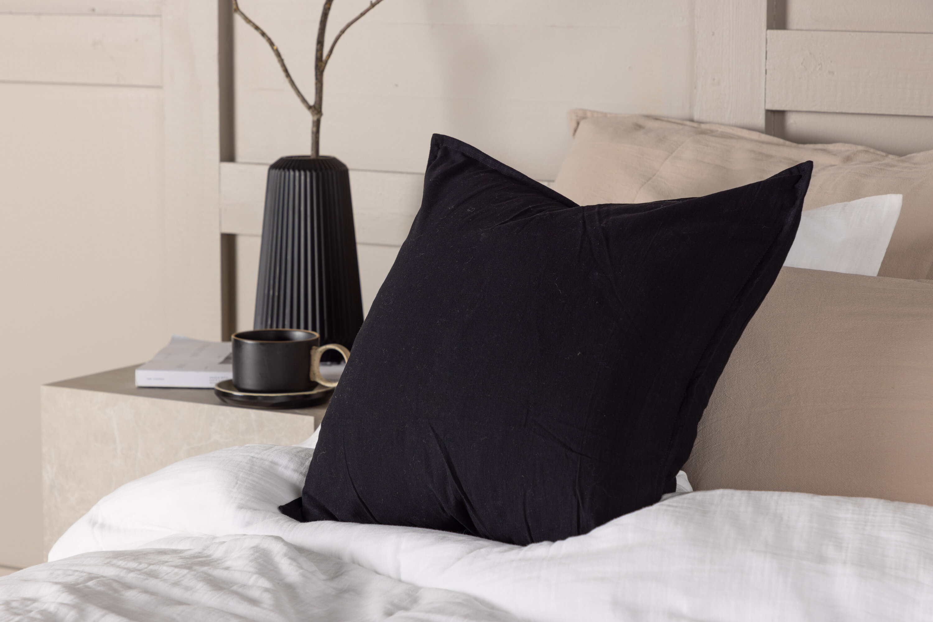 Ronja housse de coussin noir 45 x 45 cm en situation dans une pièce décorée
