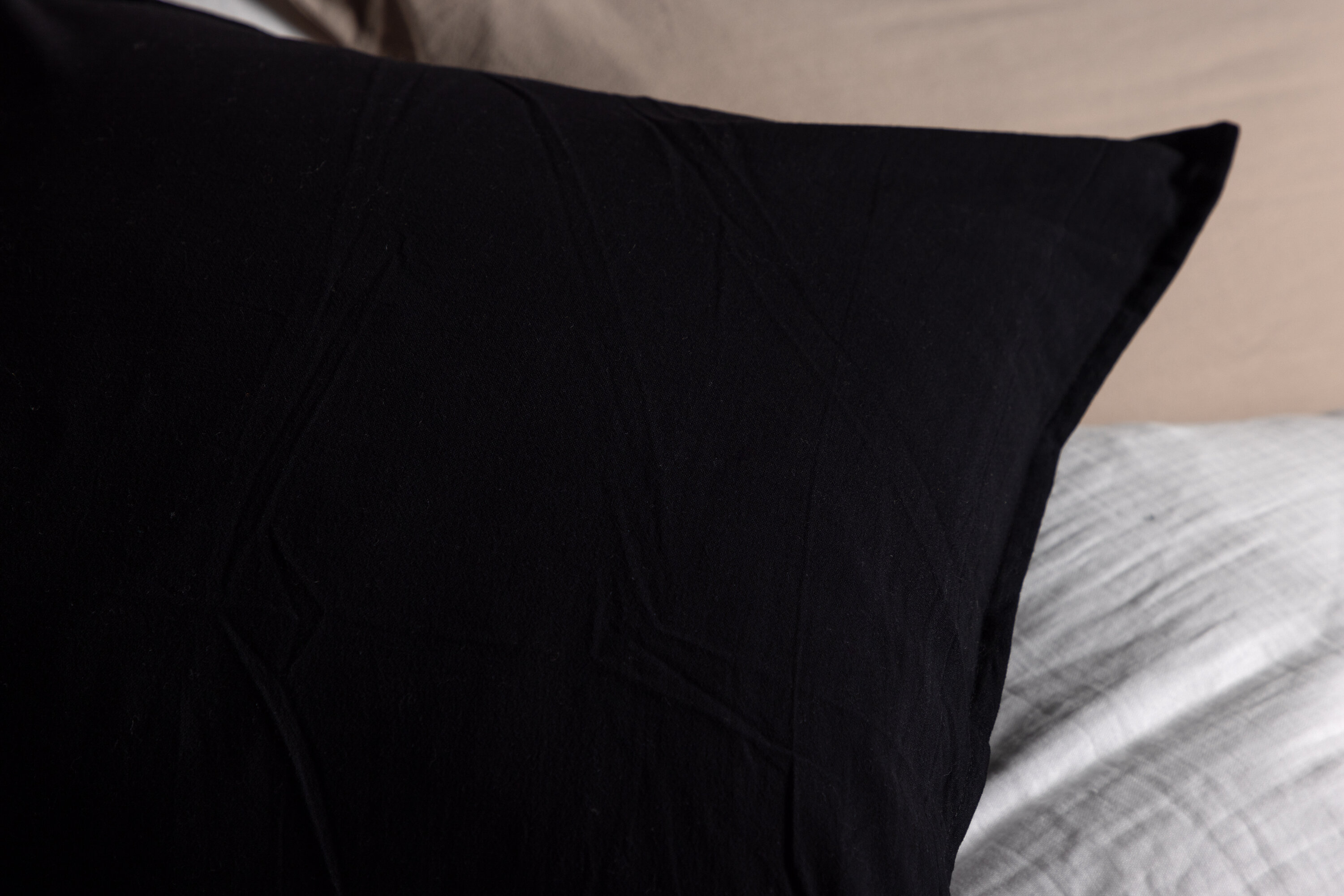 Ronja housse de coussin noir 45 x 45 cm en situation dans une pièce décorée