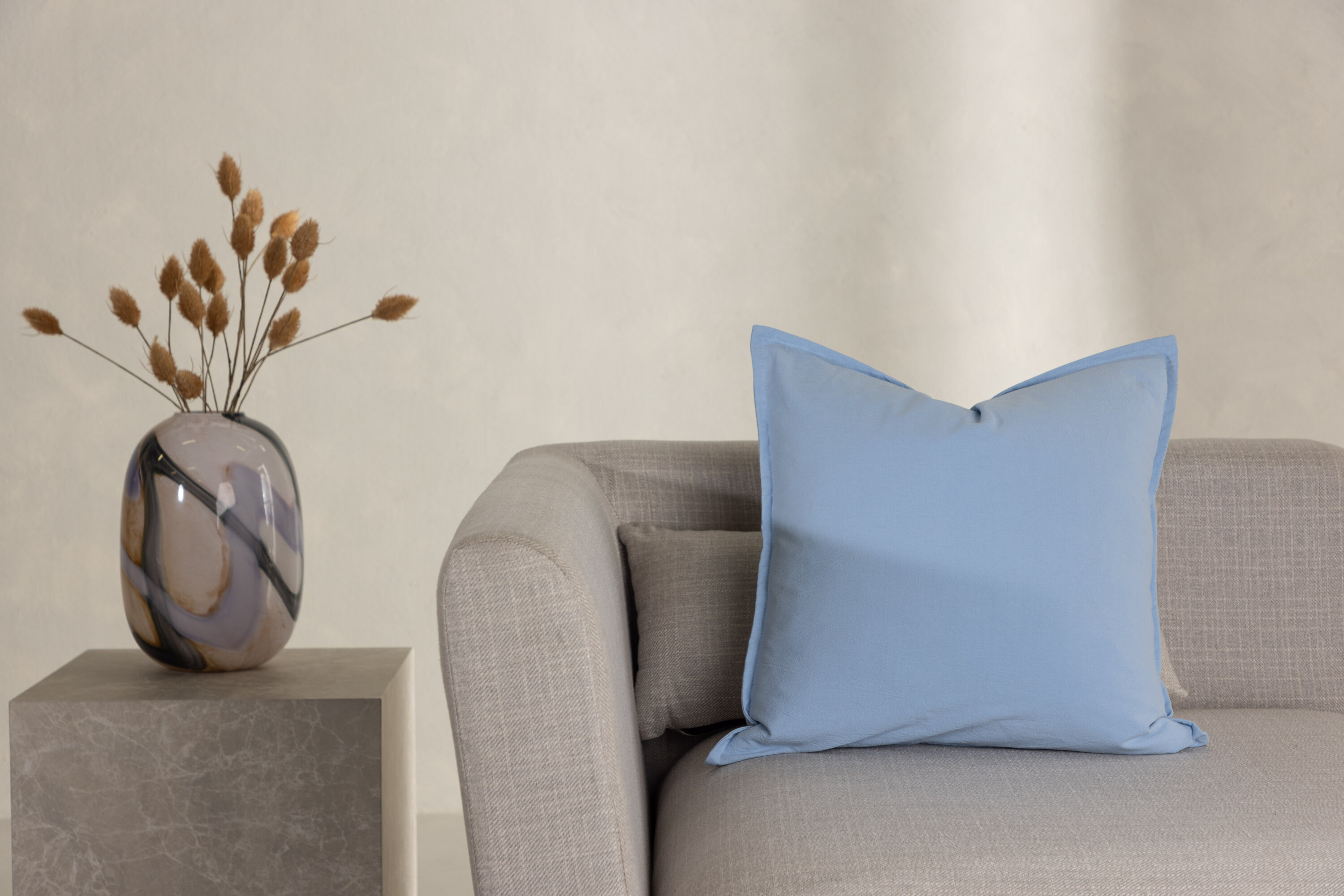 Ronja housse de coussin bleu clair 45 x 45 cm en situation dans une pièce décorée