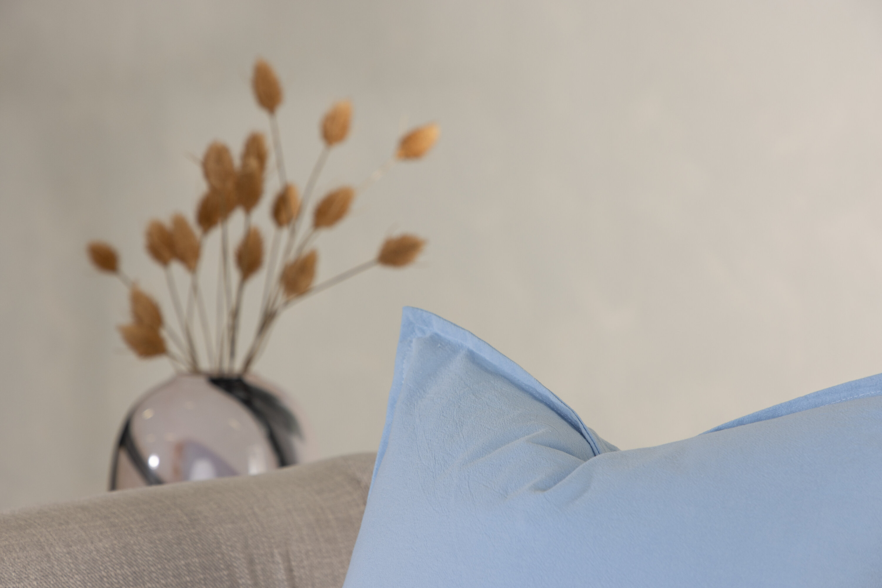 Ronja housse de coussin bleu clair 45 x 45 cm en situation dans une pièce décorée
