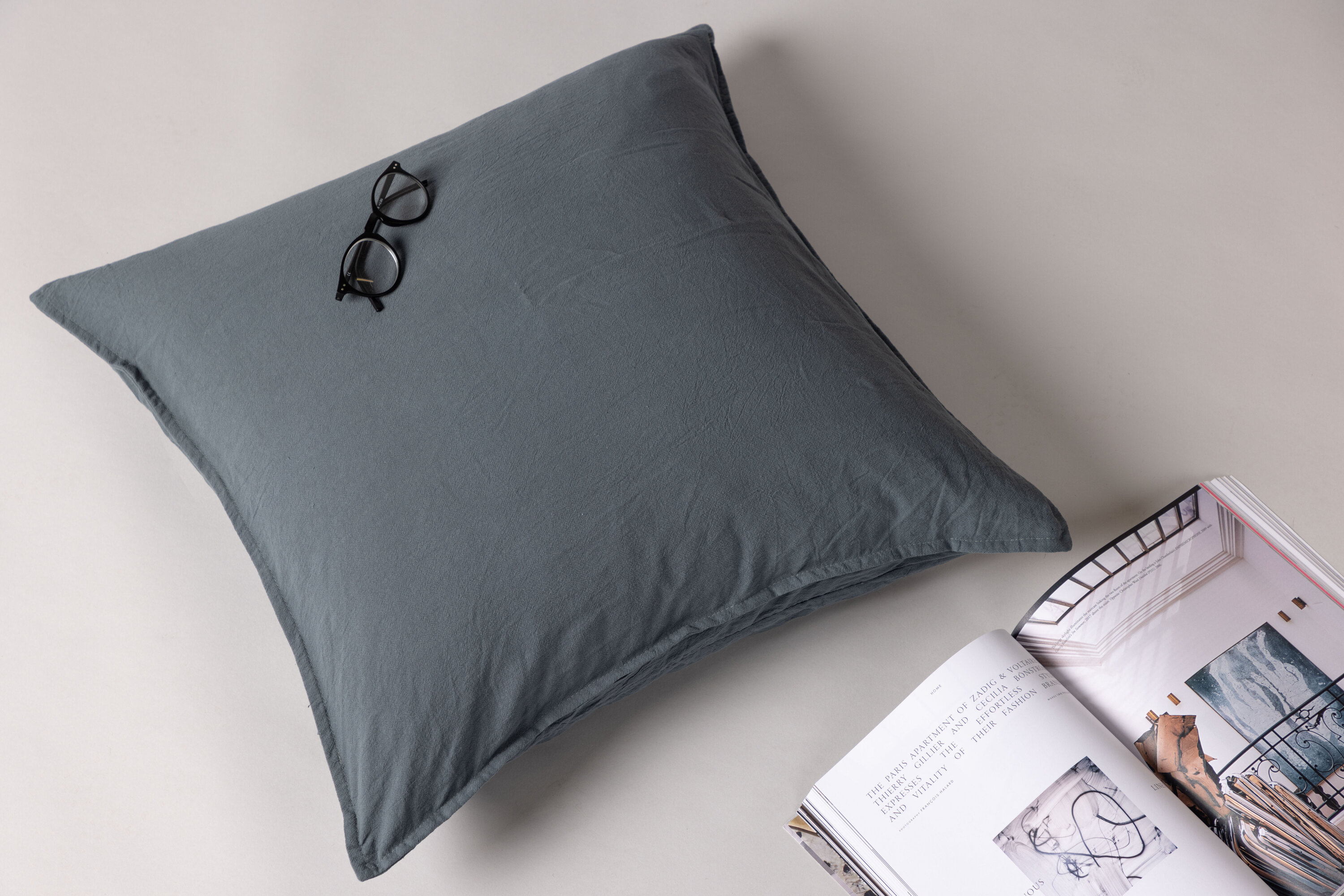 Ronja housse de coussin gris foncé 45 x 45 cm en situation dans une pièce décorée