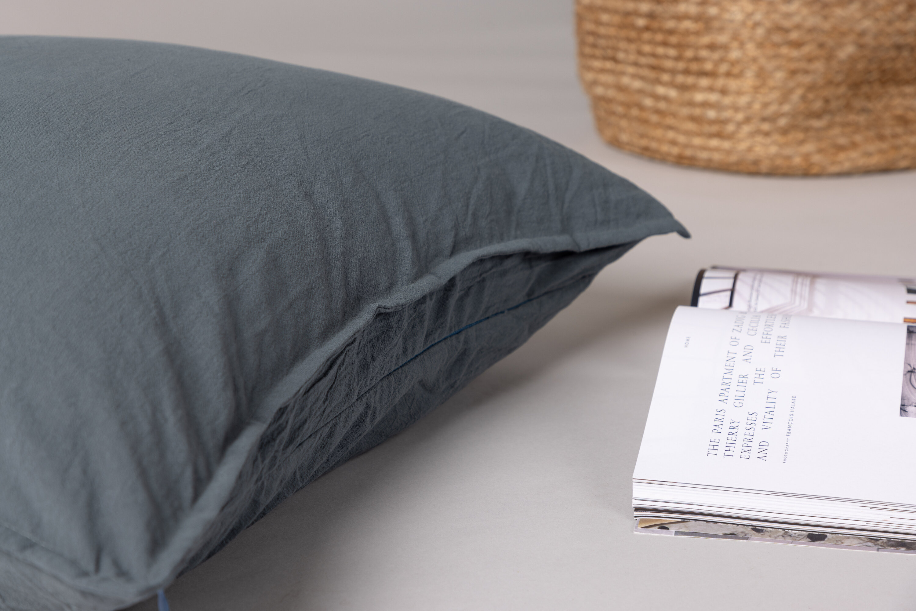 Ronja housse de coussin gris foncé 45 x 45 cm en situation dans une pièce décorée