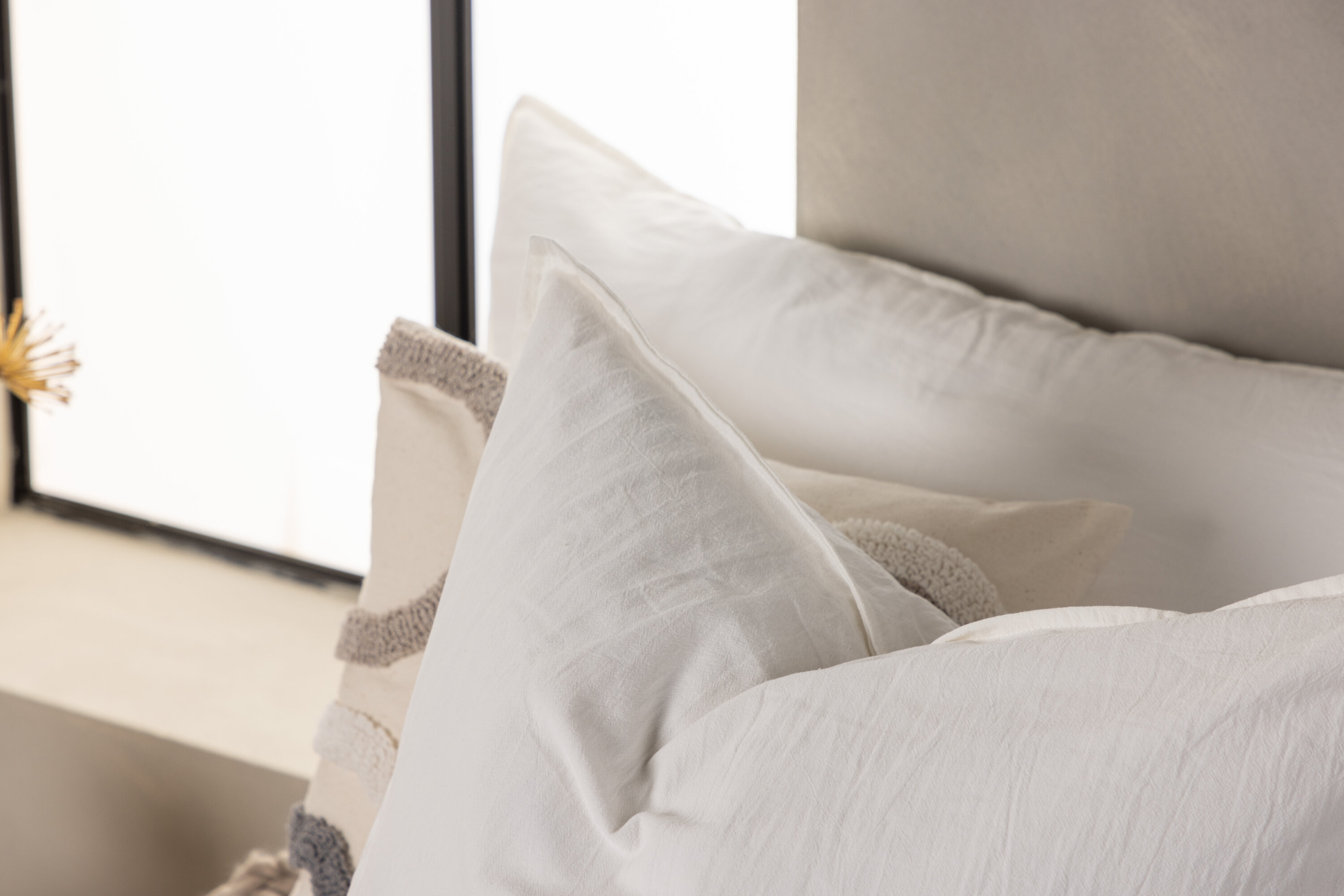 Ronja housse de coussin blanc 60 x 60 cm en situation dans une pièce décorée