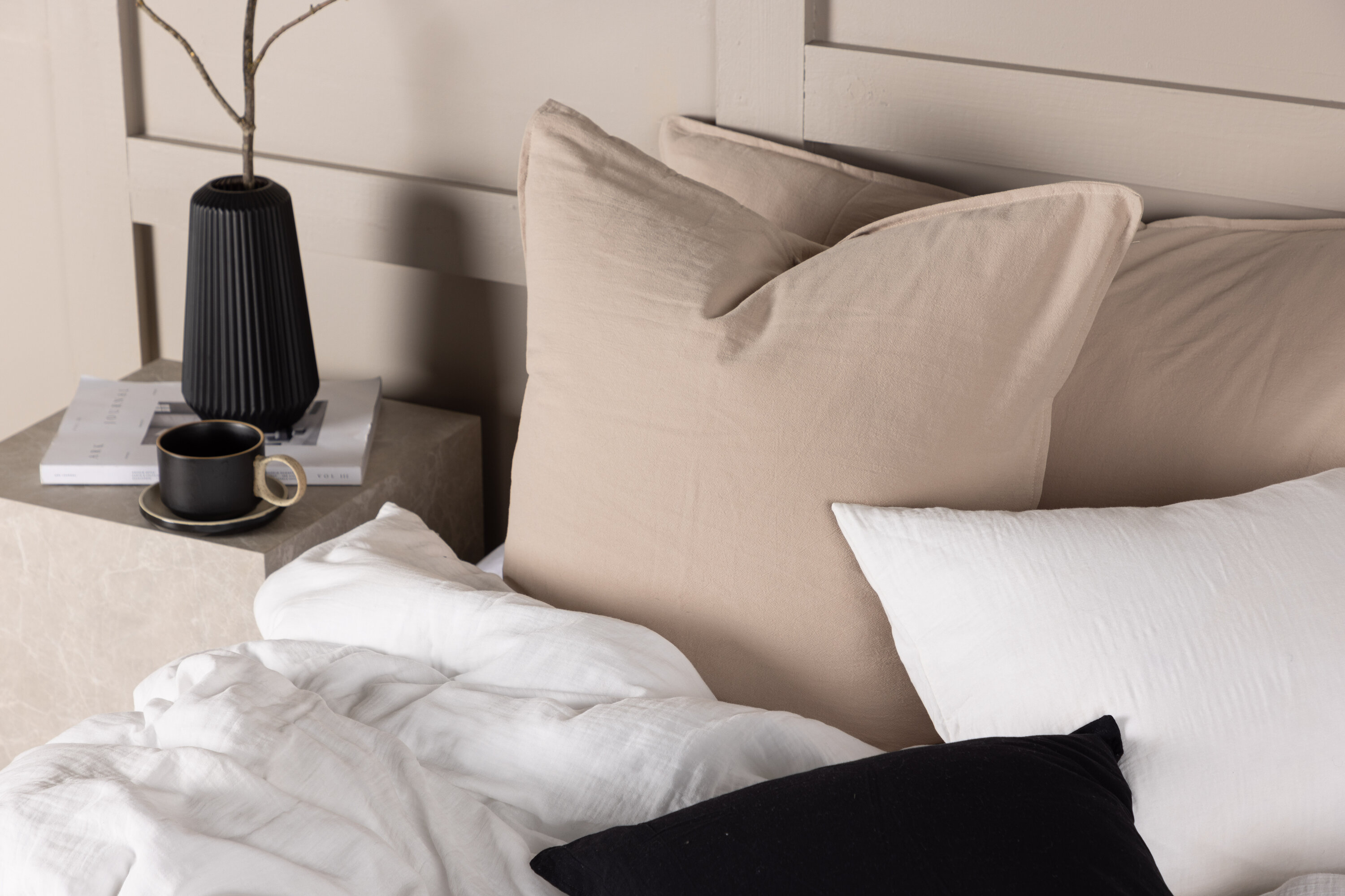 Ronja housse de coussin beige 60 x 60 cm en situation dans une pièce décorée
