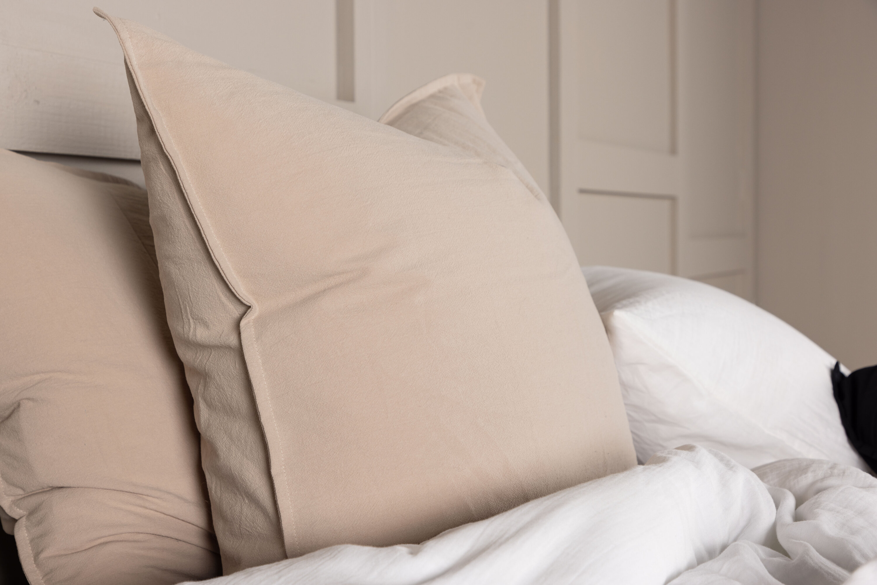 Ronja housse de coussin beige 60 x 60 cm en situation dans une pièce décorée