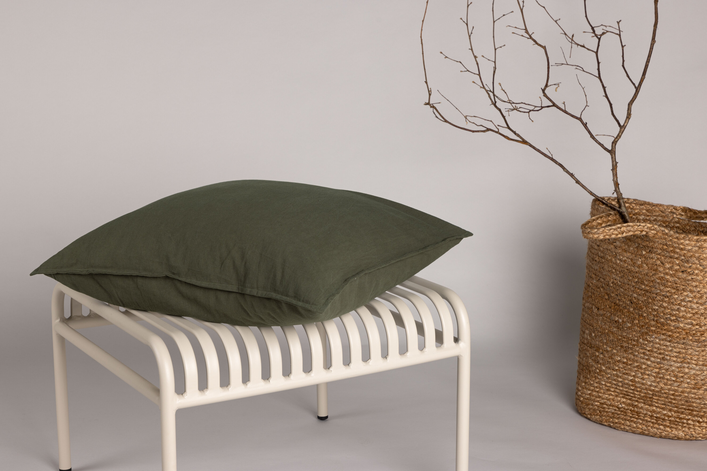 Ronja housse de coussin vert 60 x 60 cm en situation dans une pièce décorée