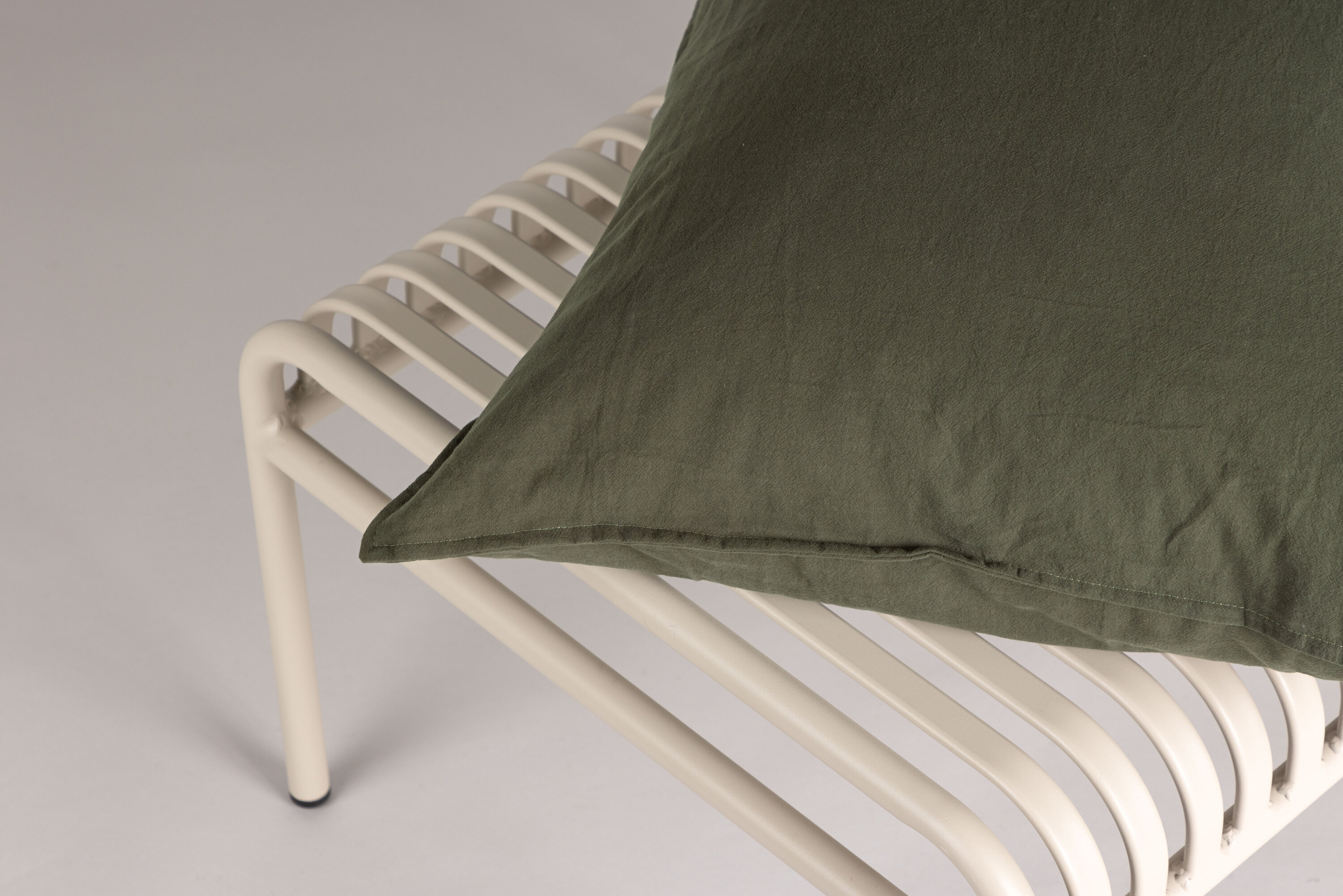 Ronja housse de coussin vert 60 x 60 cm en situation dans une pièce décorée