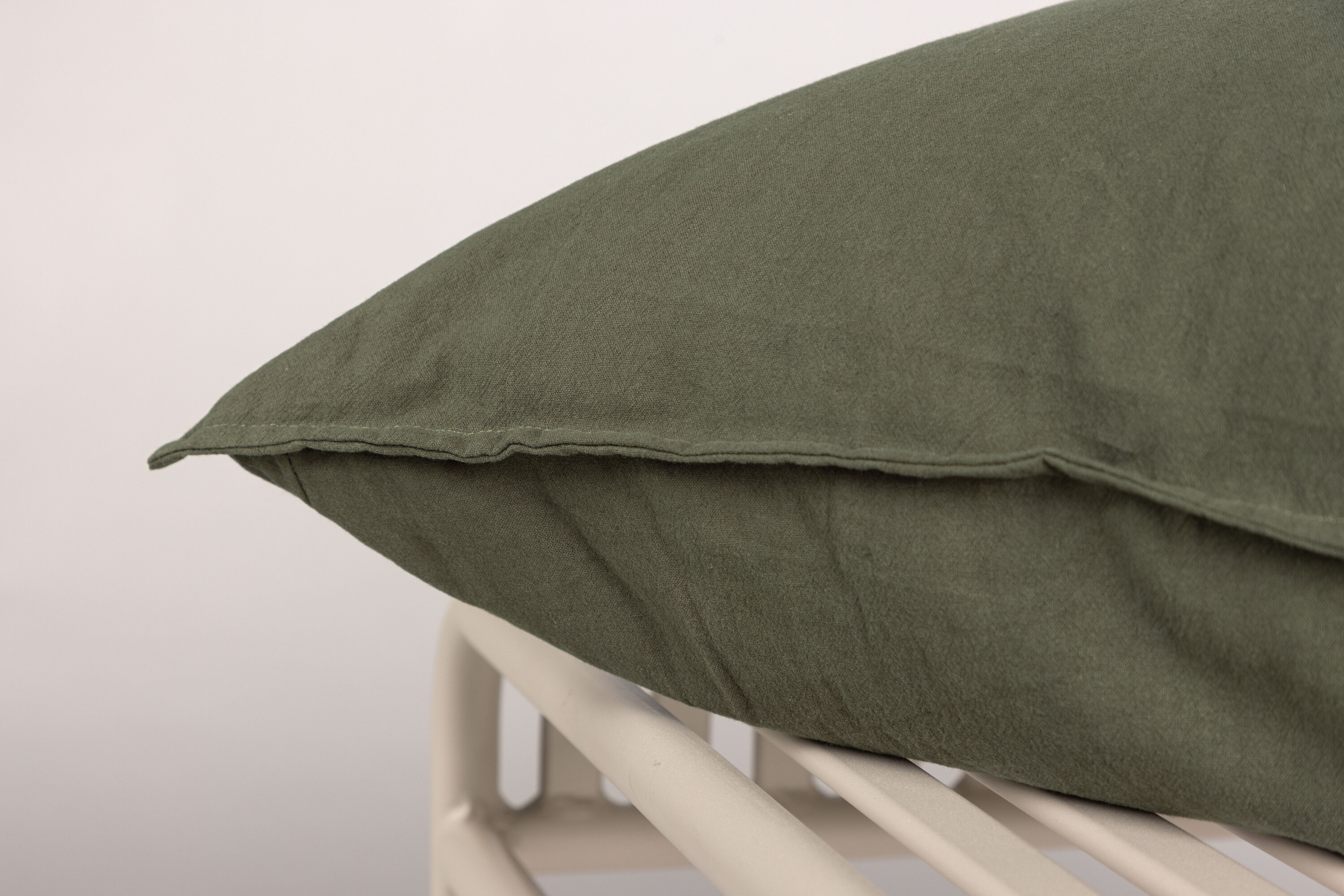 Ronja housse de coussin vert 60 x 60 cm en situation dans une pièce décorée