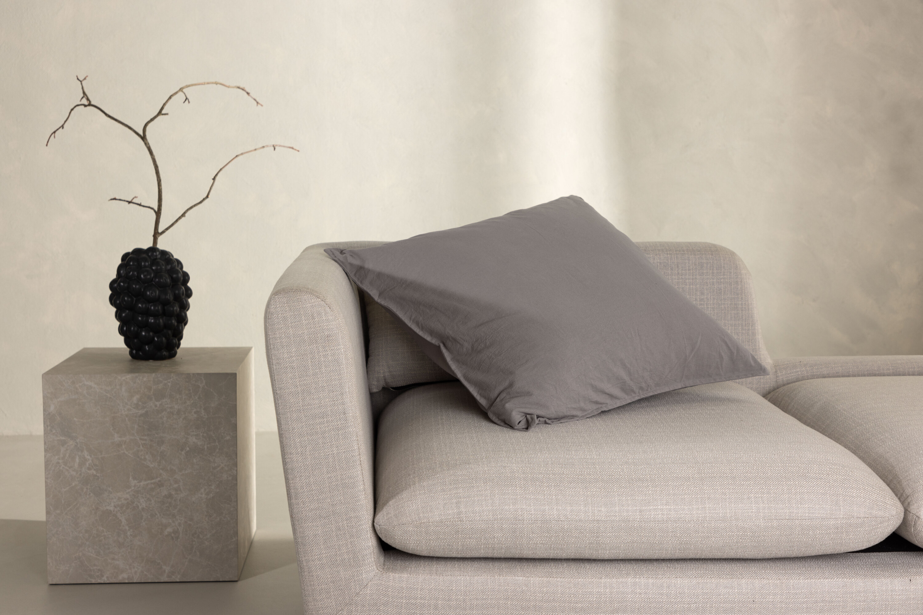 Ronja housse de coussin gris 60 x 60 cm en situation dans une pièce décorée