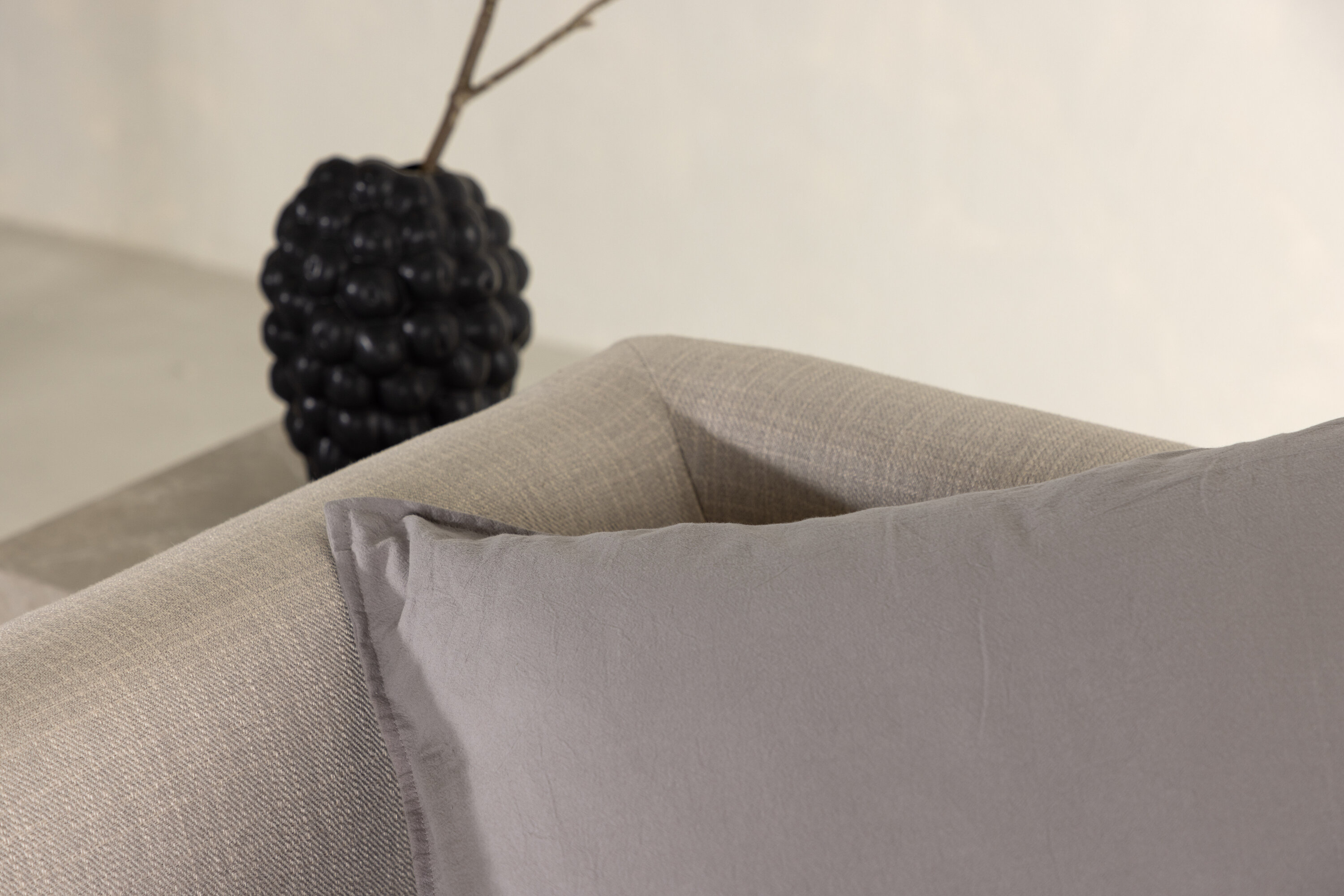 Ronja housse de coussin gris 60 x 60 cm en situation dans une pièce décorée