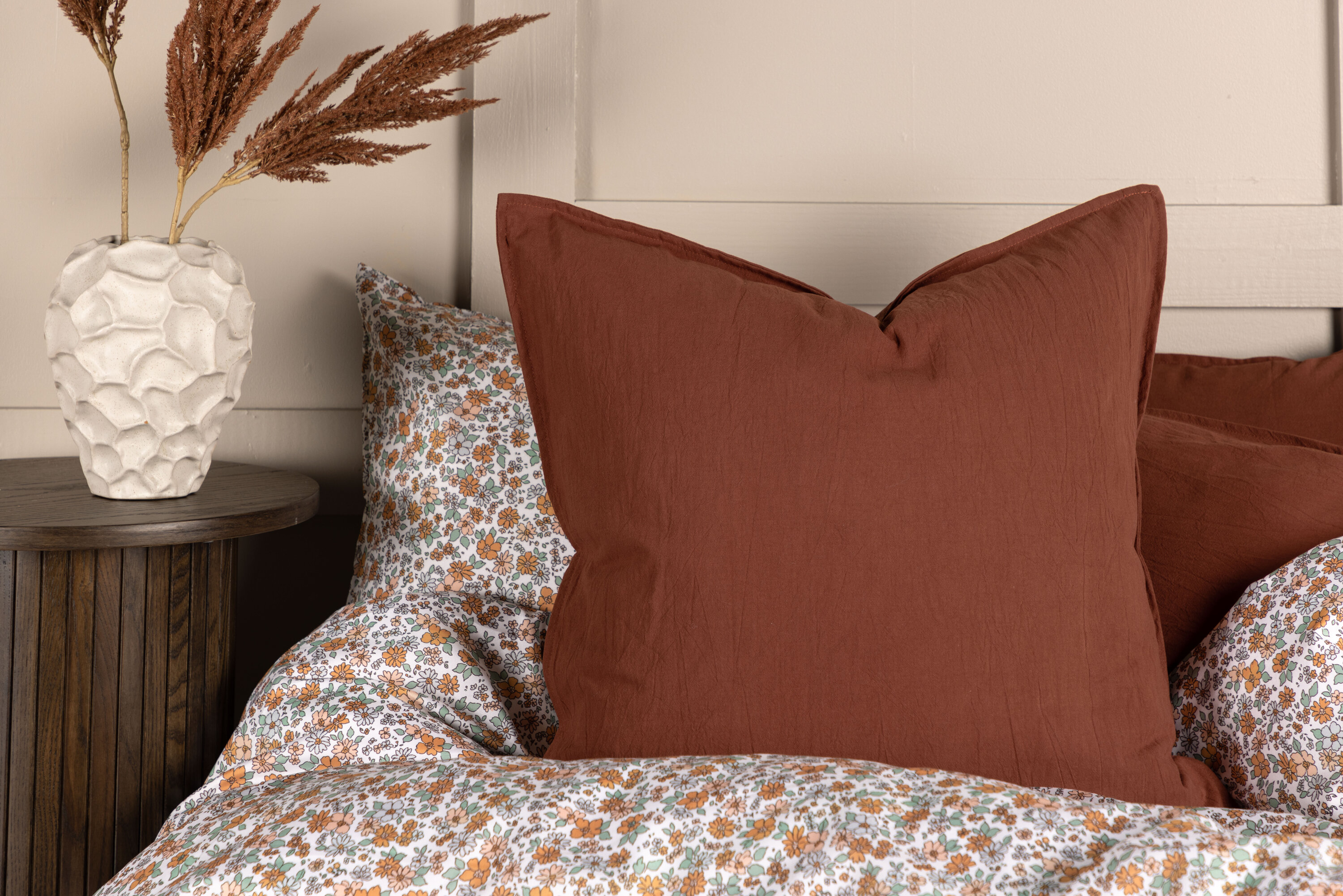 Ronja housse de coussin brun rôti 60 x 60 cm en situation dans une pièce décorée