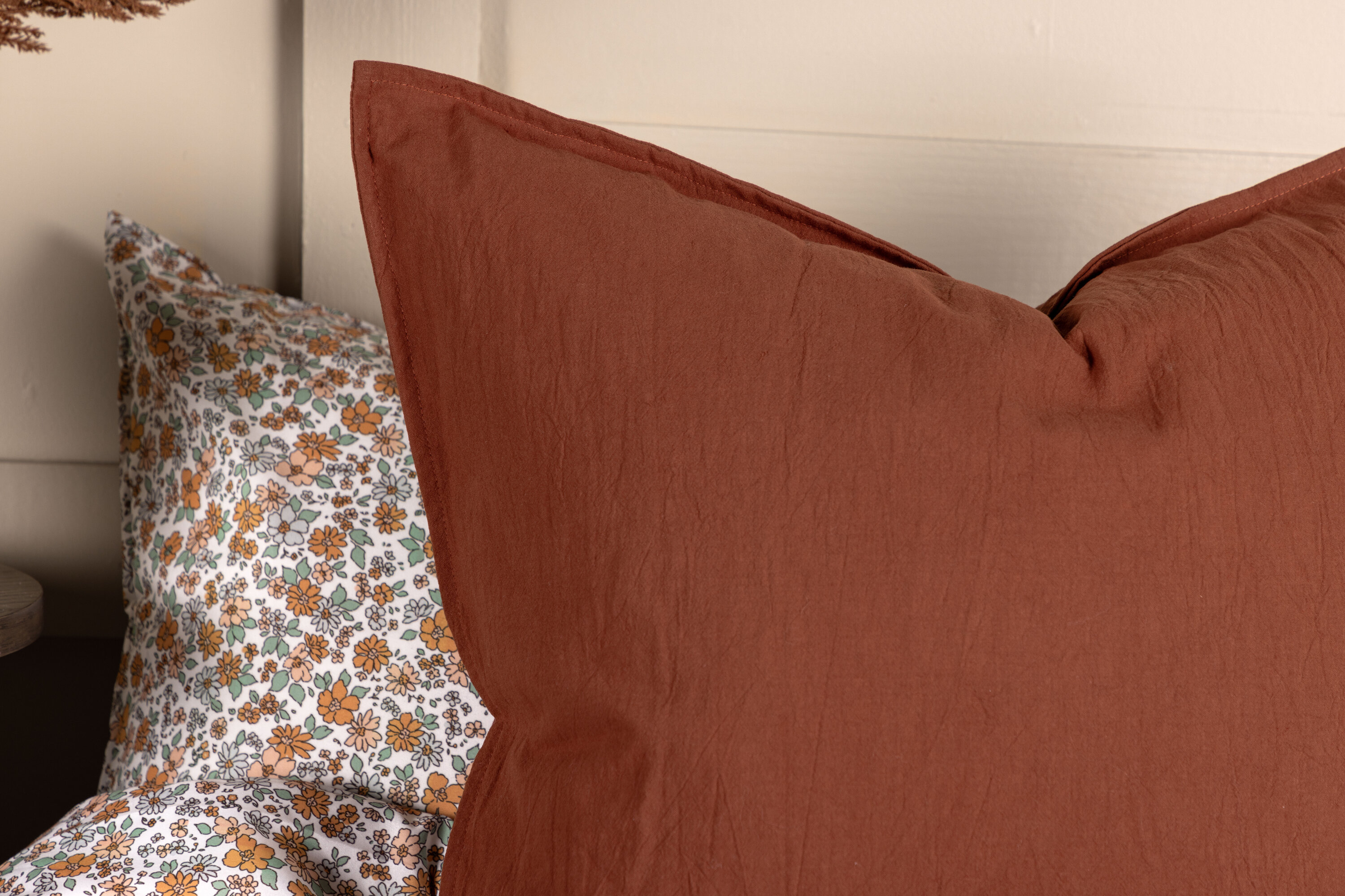 Ronja housse de coussin brun rôti 60 x 60 cm en situation dans une pièce décorée