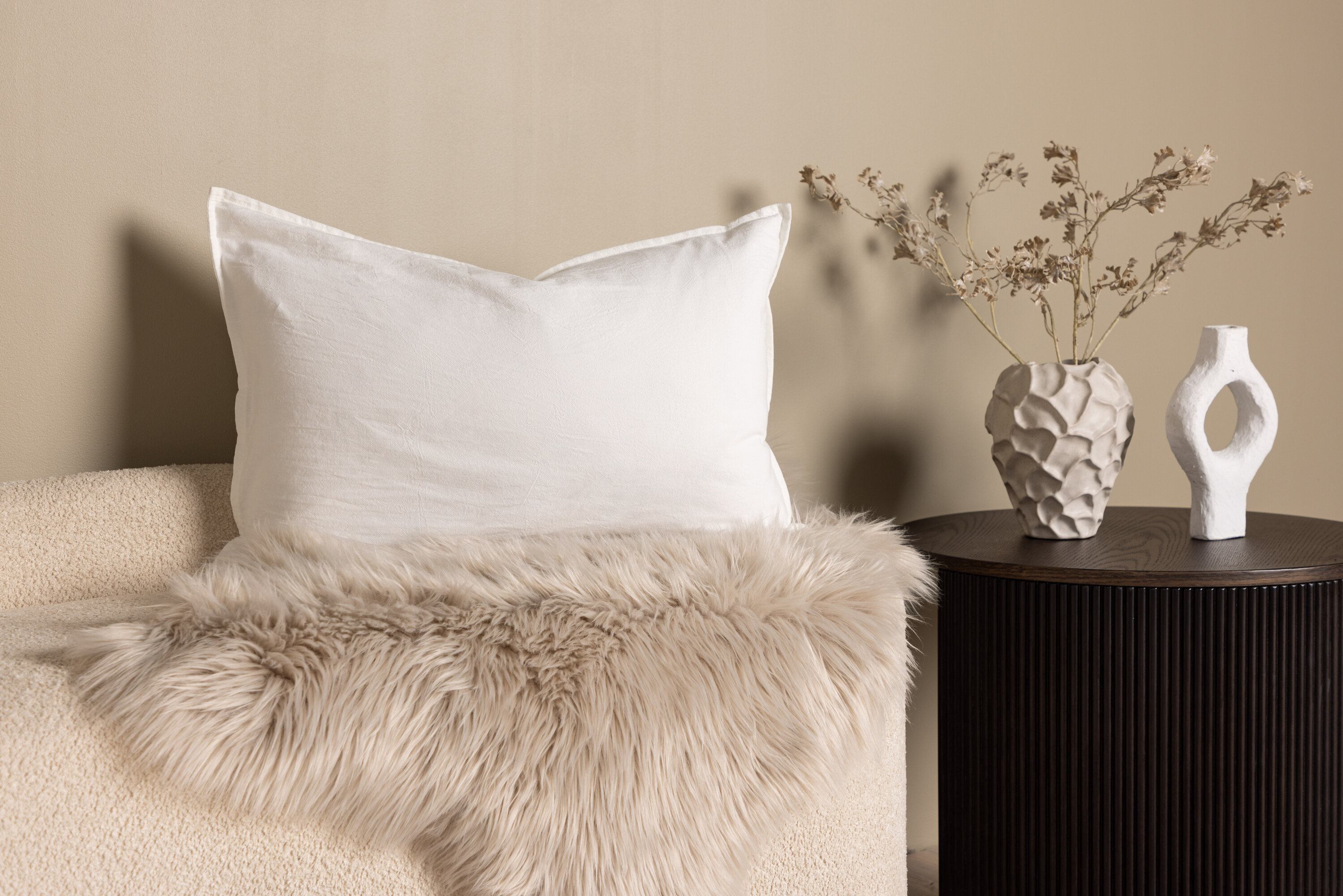 Ronja housse de coussin blanc 40 x 60 cm en situation dans une pièce décorée
