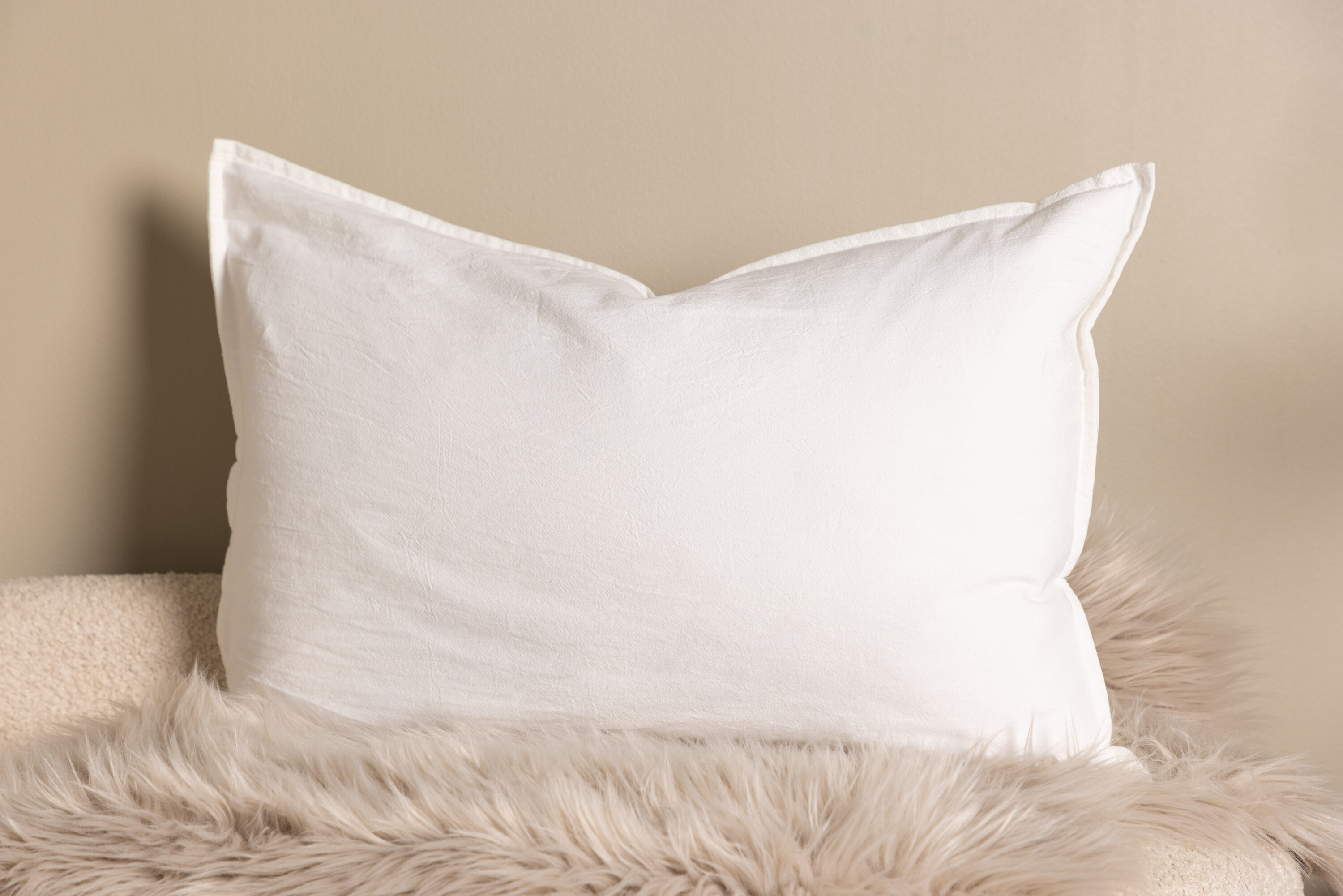 Ronja housse de coussin blanc 40 x 60 cm en situation dans une pièce décorée