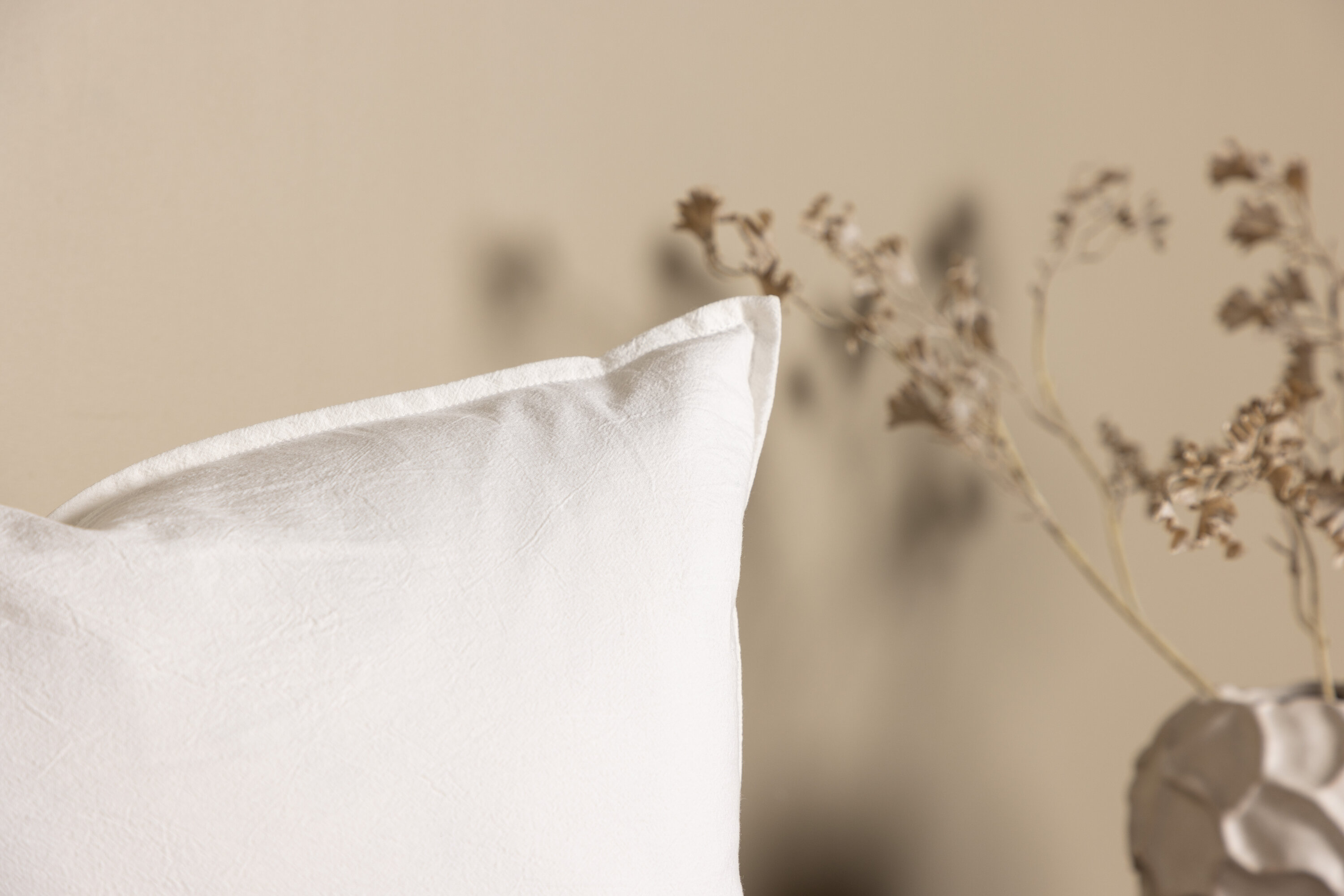 Ronja housse de coussin blanc 40 x 60 cm en situation dans une pièce décorée