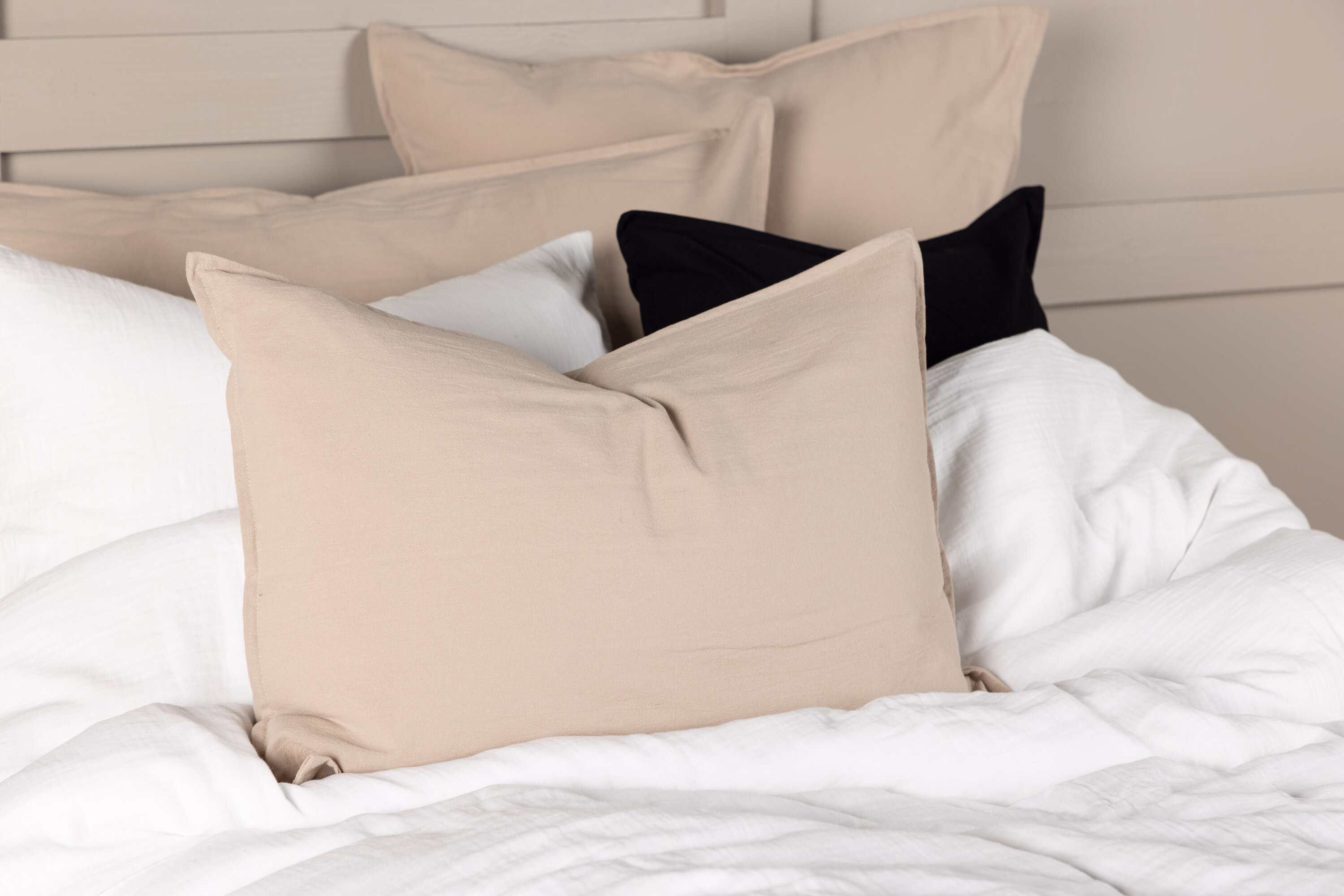 Ronja housse de coussin beige 40 x 60 cm en situation dans une pièce décorée