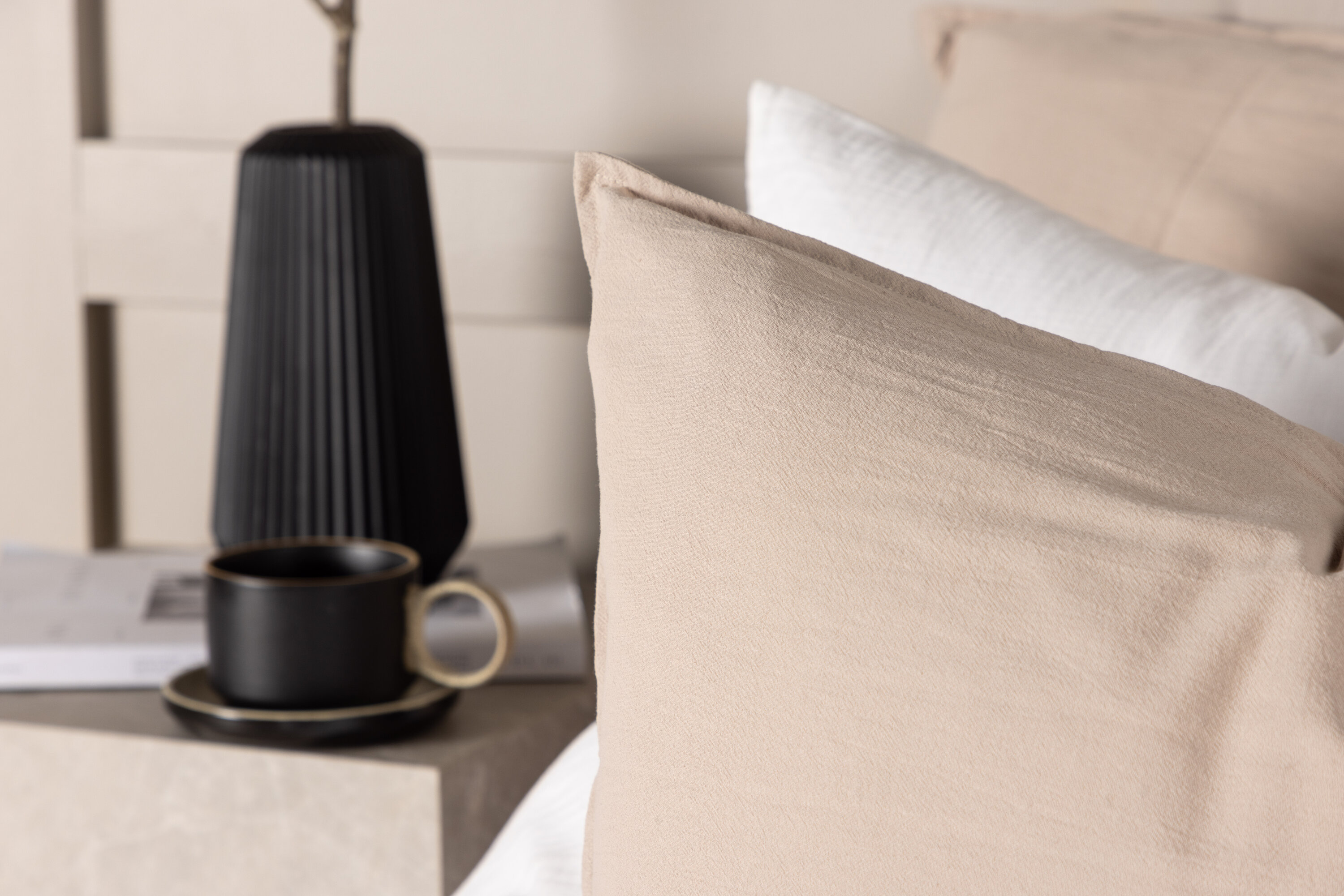 Ronja housse de coussin beige 40 x 60 cm en situation dans une pièce décorée