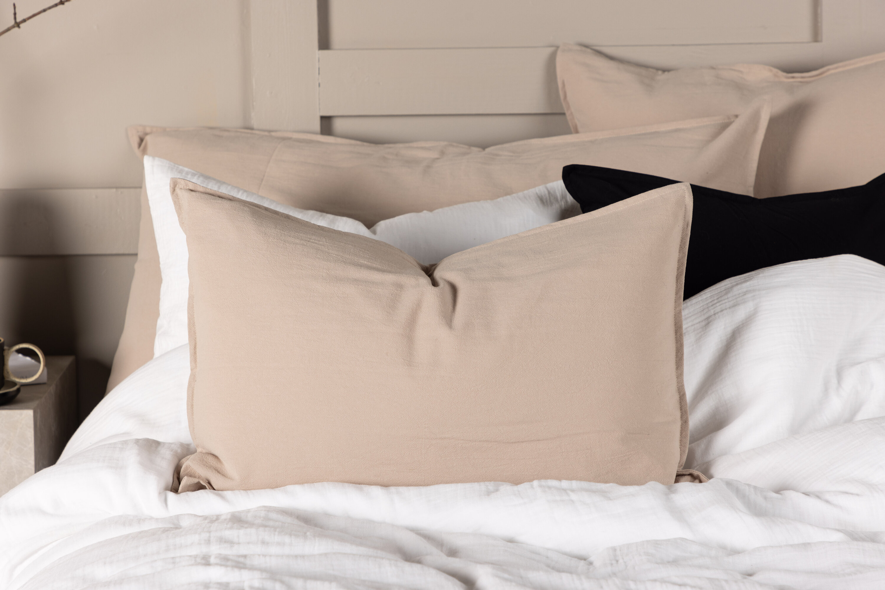 Ronja housse de coussin beige 40 x 60 cm en situation dans une pièce décorée
