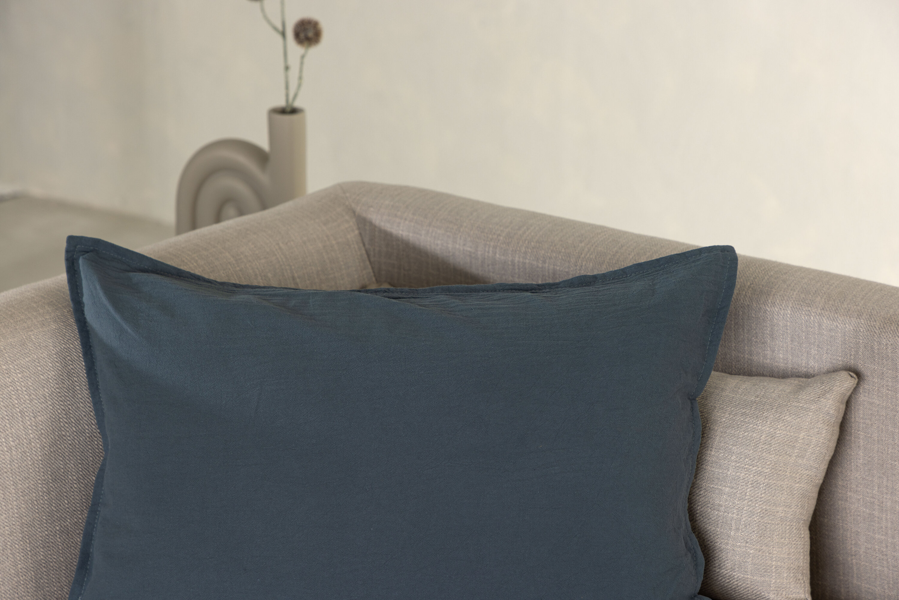 Ronja housse de coussin gris foncé 40 x 60 cm en situation dans une pièce décorée