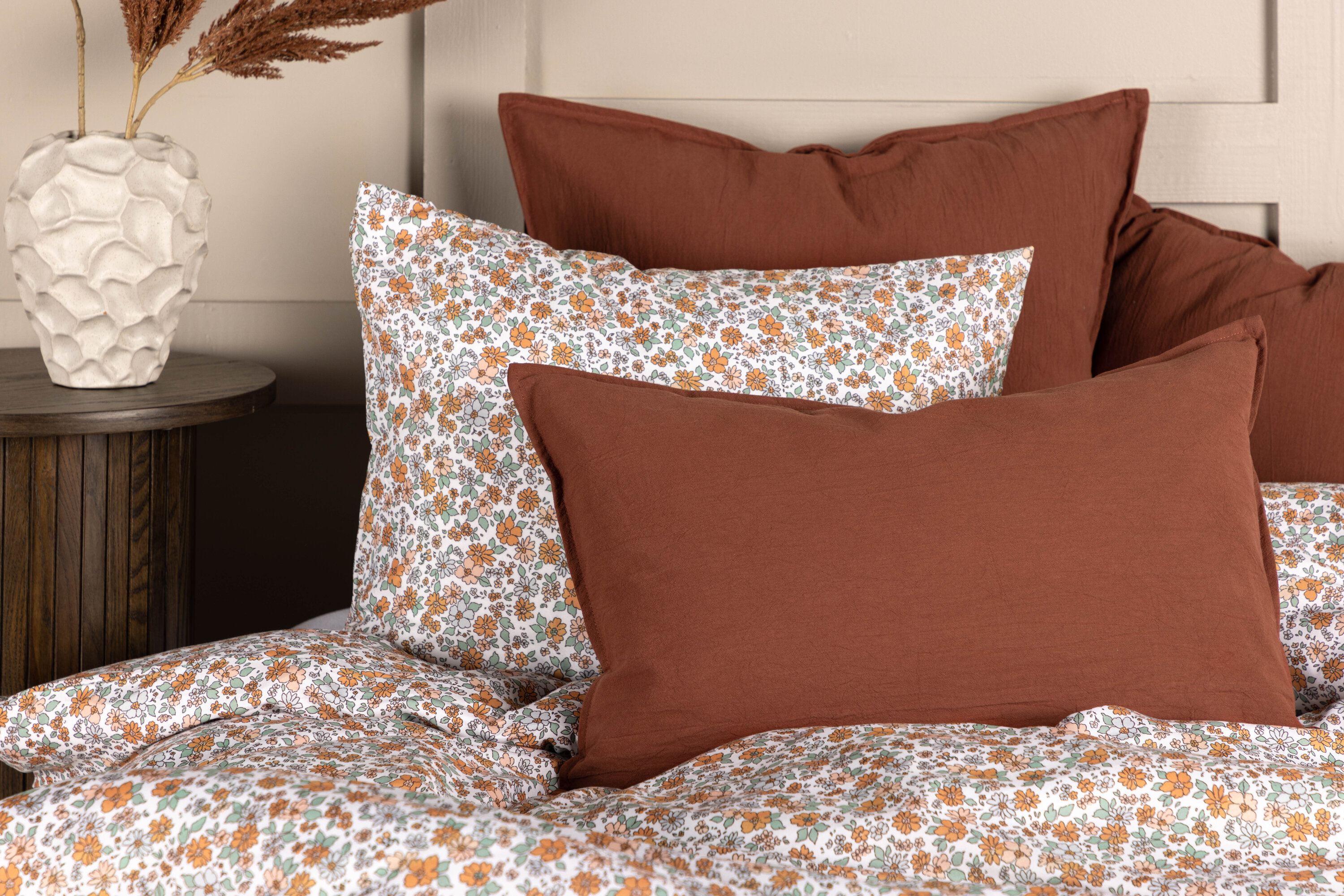 Ronja housse de coussin brun rôti 40 x 60 cm en situation dans une pièce décorée