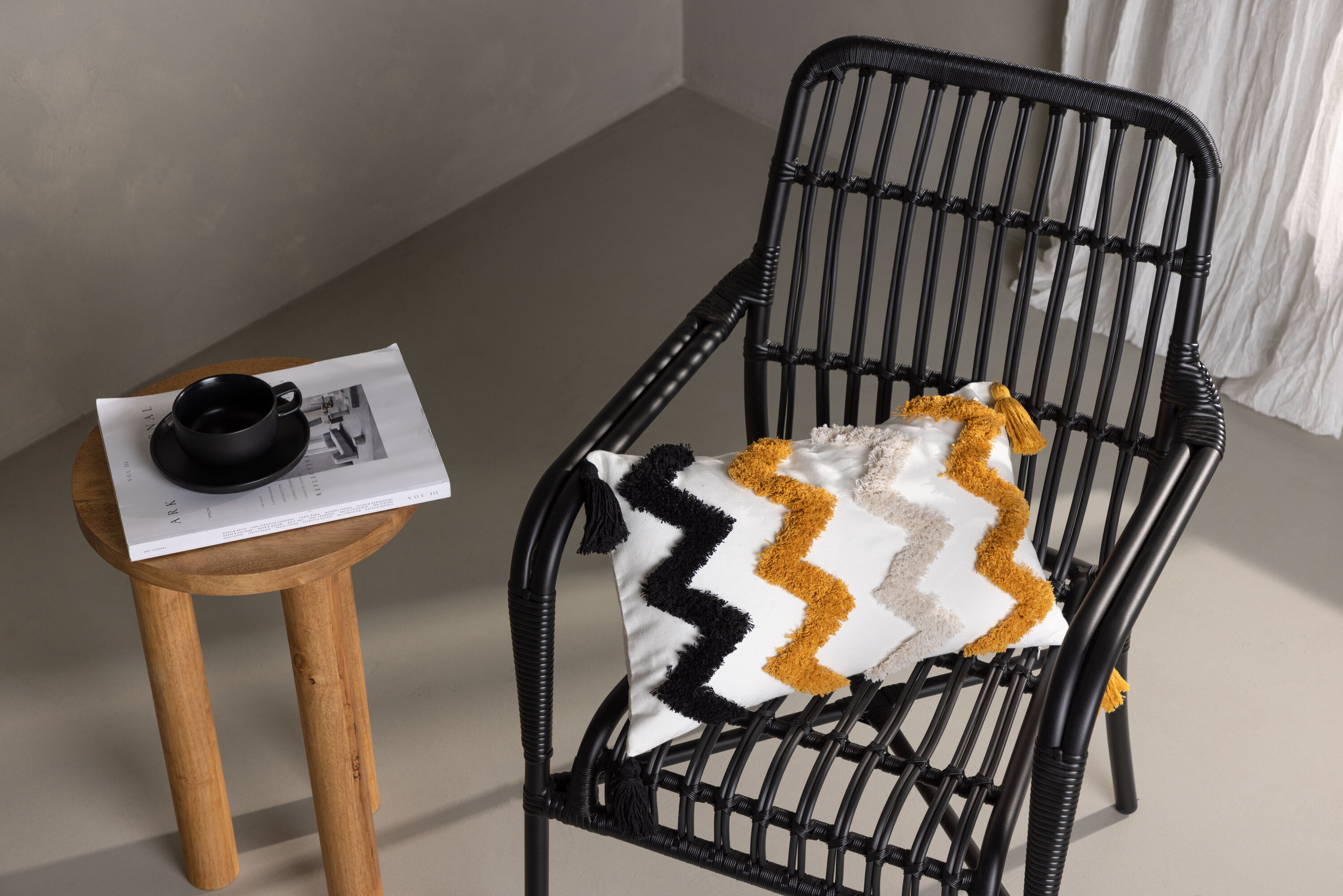 Melina housse de coussin blanc 30 x 50 cm en situation dans une pièce décorée