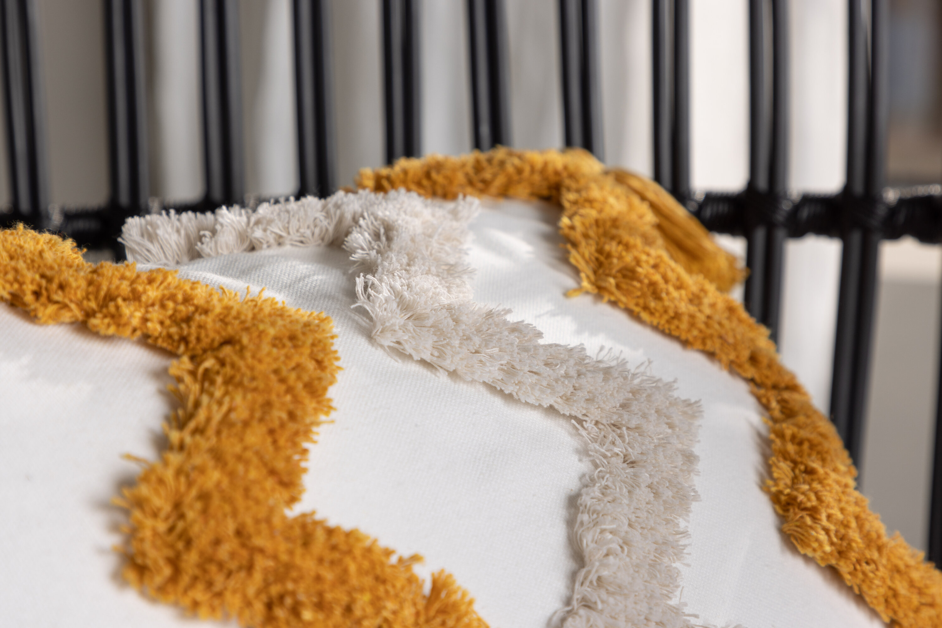 Melina housse de coussin blanc 30 x 50 cm en situation dans une pièce décorée