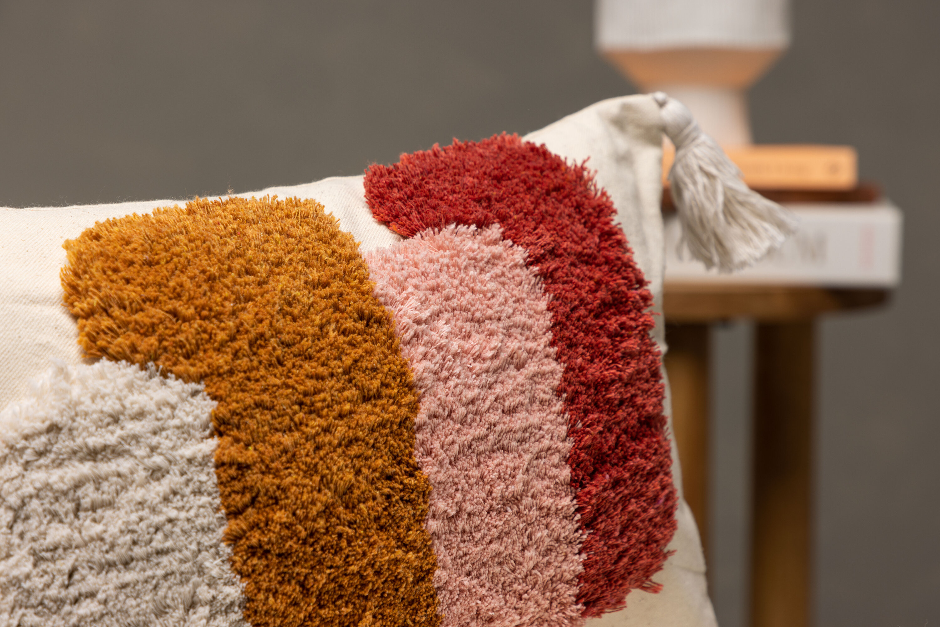 Joline housse de coussin rose, rouge, blanc, marron 30 x 50 cm en situation dans une pièce décorée