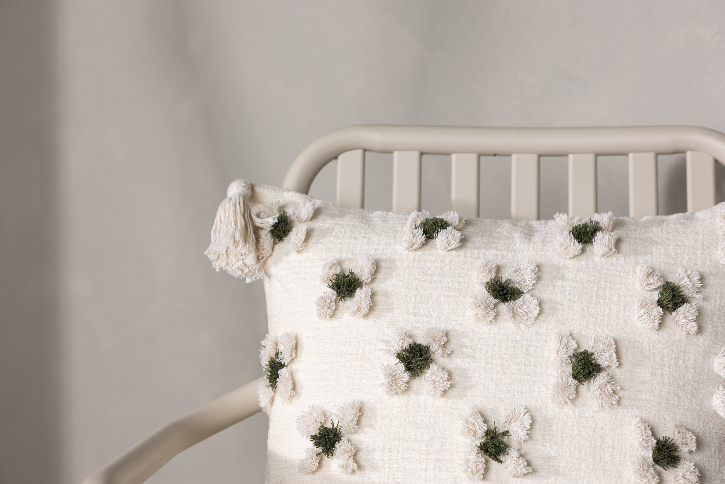 Millie housse de coussin blanc 45 x 45 cm en situation dans une pièce décorée