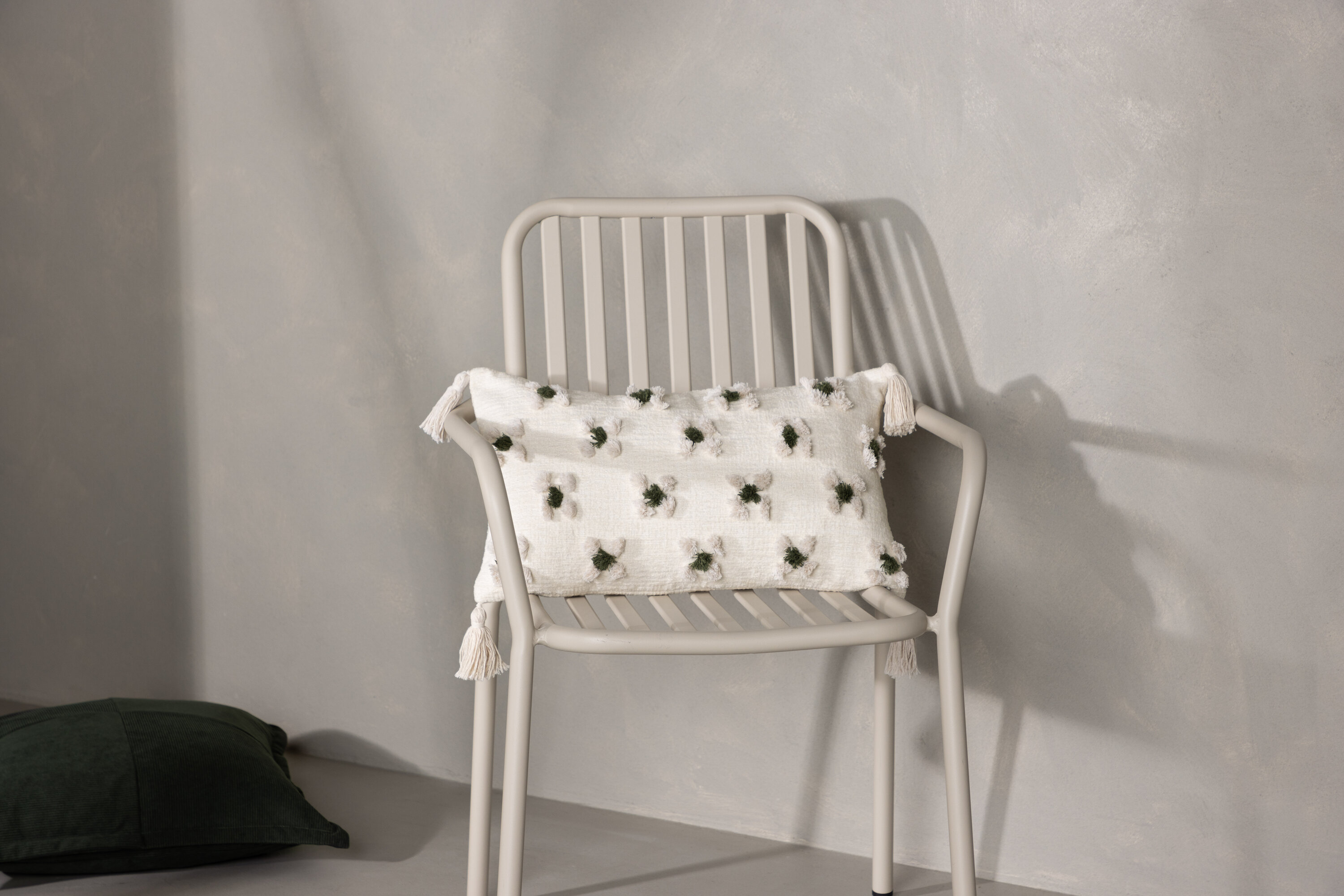 Millie housse de coussin blanc 30 x 50 cm en situation dans une pièce décorée