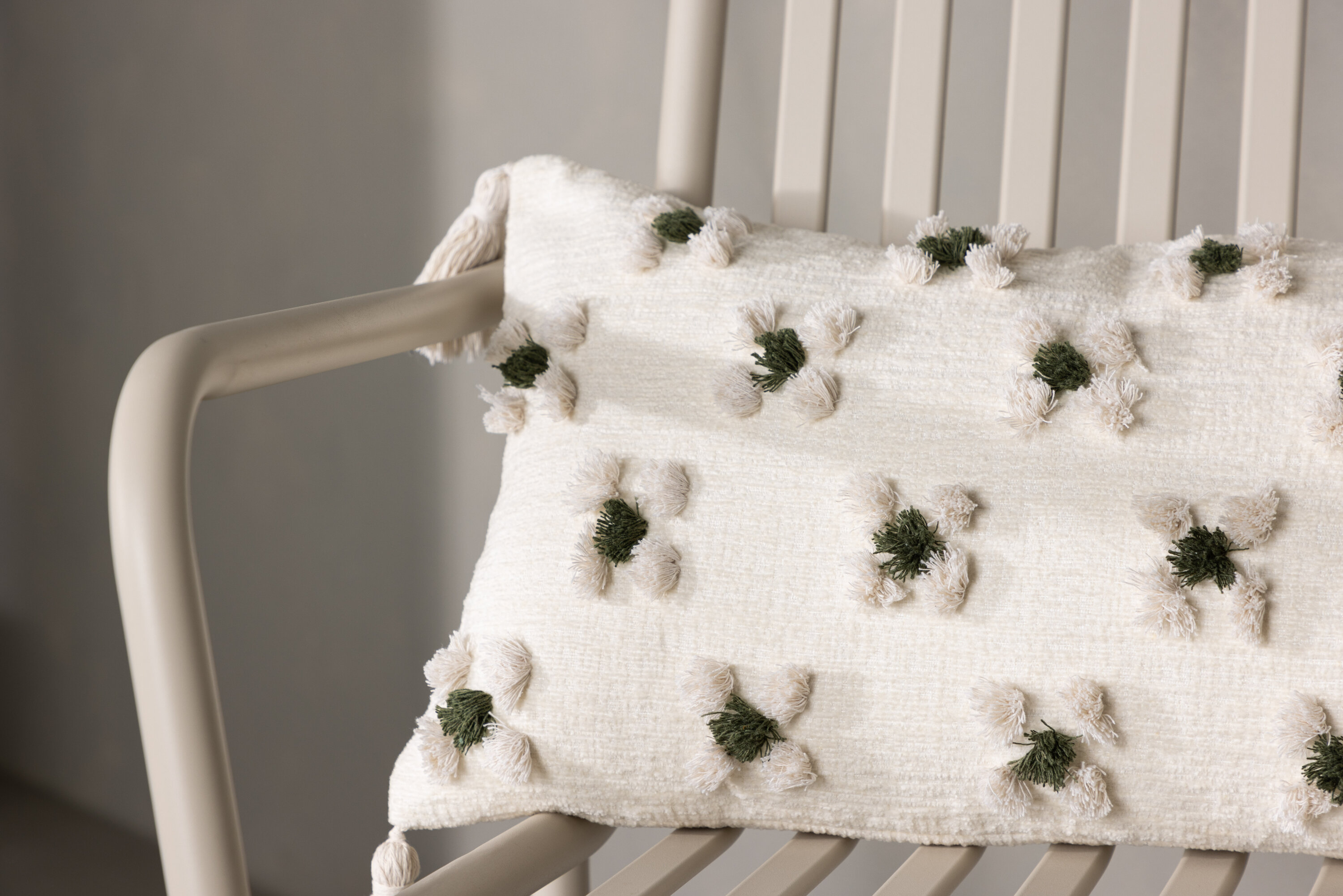 Millie housse de coussin blanc 30 x 50 cm en situation dans une pièce décorée