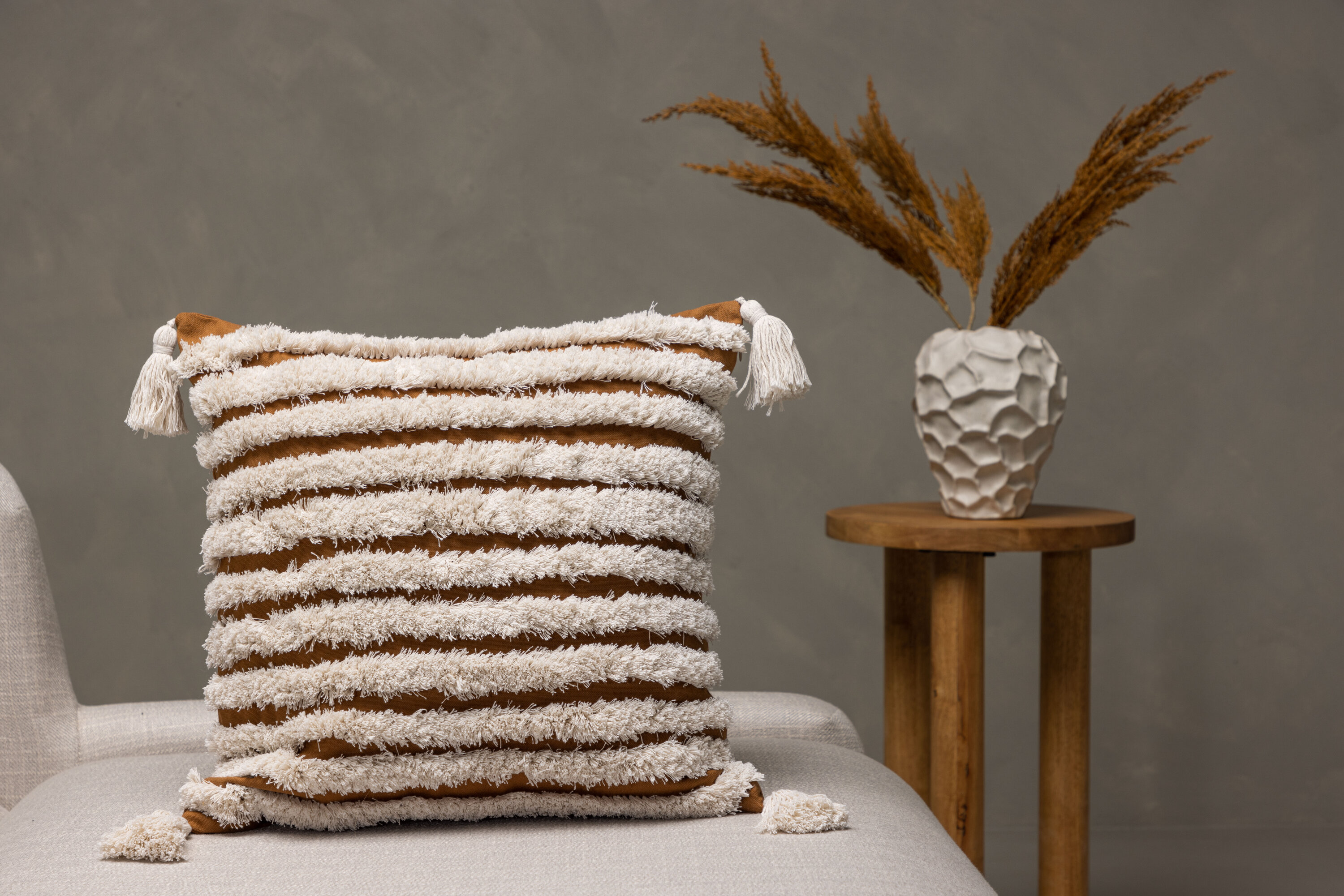 Elina housse de coussin blanc, marron 45 x 45 cm en situation dans une pièce décorée