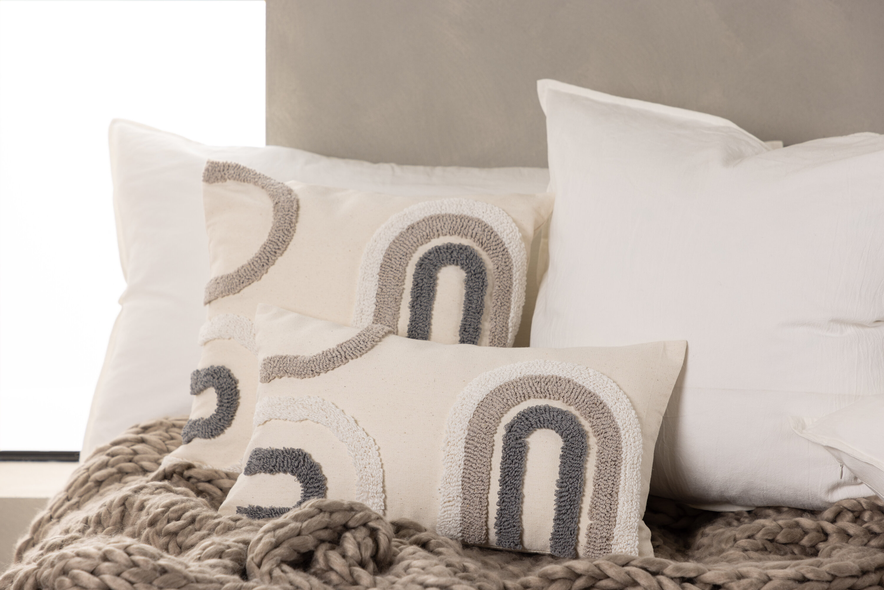 Cornelia housse de coussin marron 30 x 50 cm en situation dans une pièce décorée