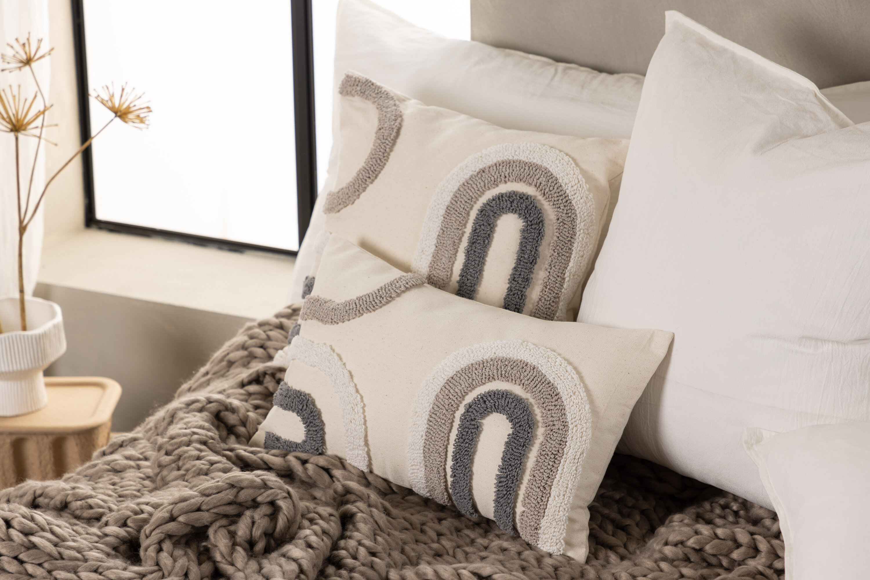 Cornelia housse de coussin marron 30 x 50 cm en situation dans une pièce décorée