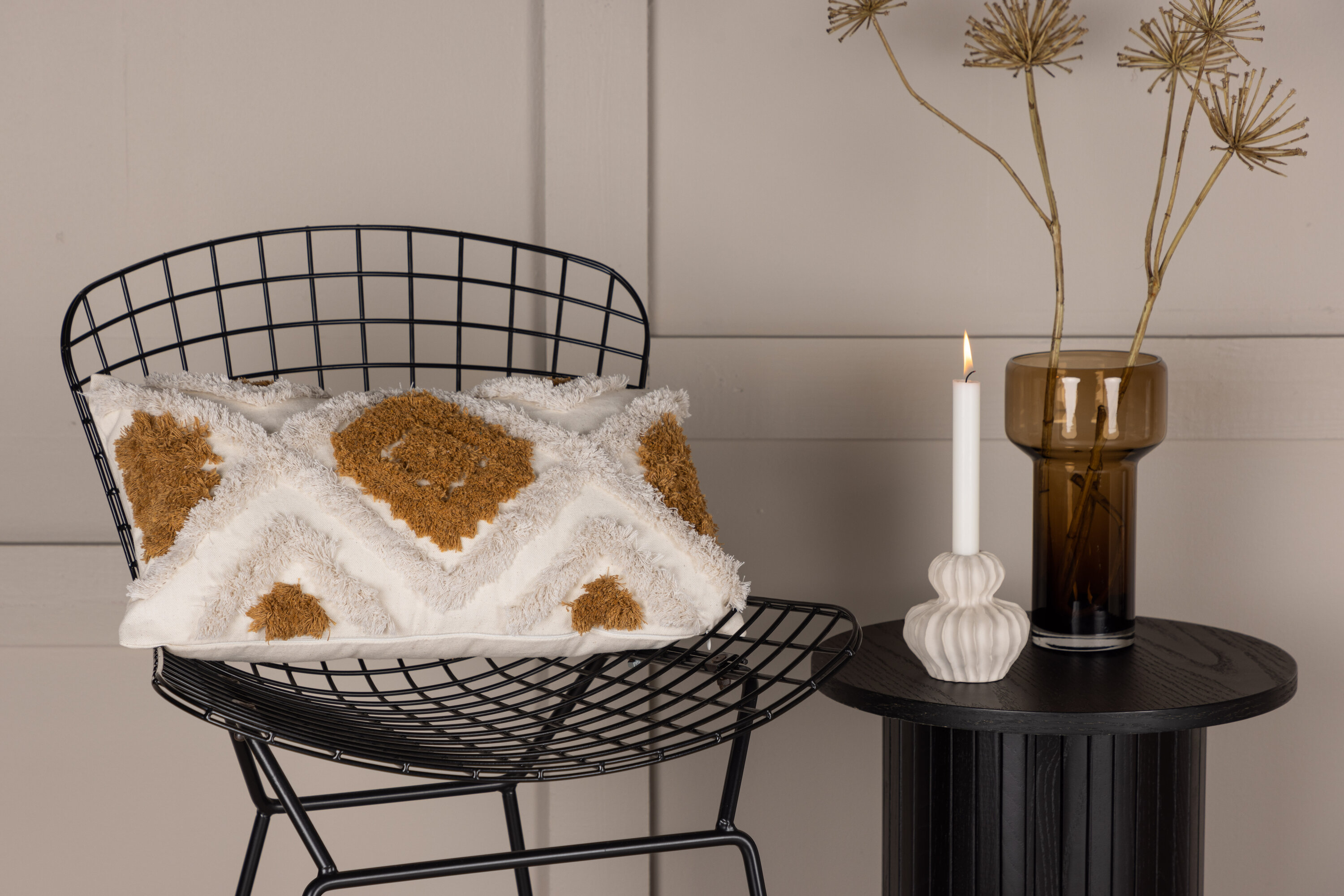 Ada housse de coussin blanc, marron 50 x 30 cm en situation dans une pièce décorée